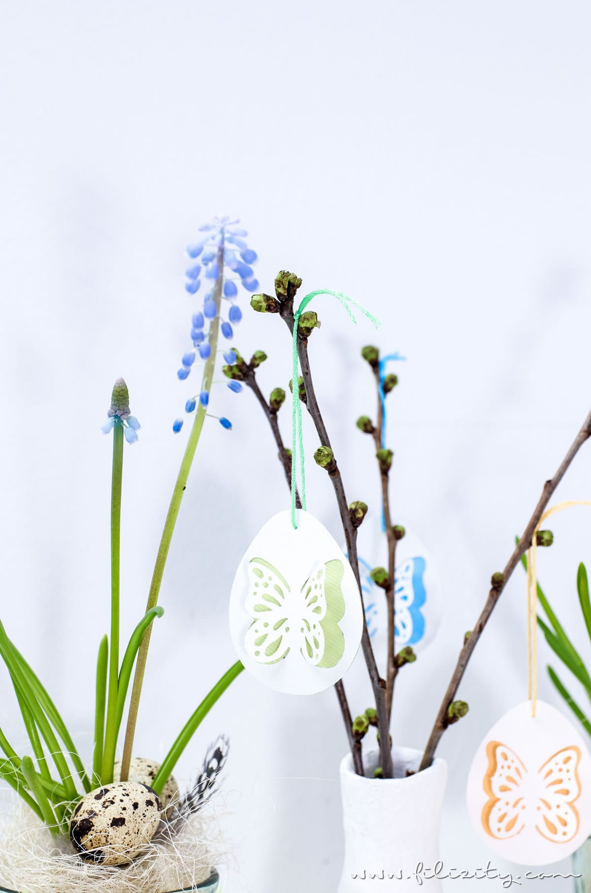 3 DIY Osterdeko Ideen mit Papier selber machen | Osterkorb mit Hasenohren, Osterei-Anhänger, Serviettenringe mit Hasenohren | Filizity.com | DIY-Blog aus dem Rheinland #ostern #osterdeko #artoz