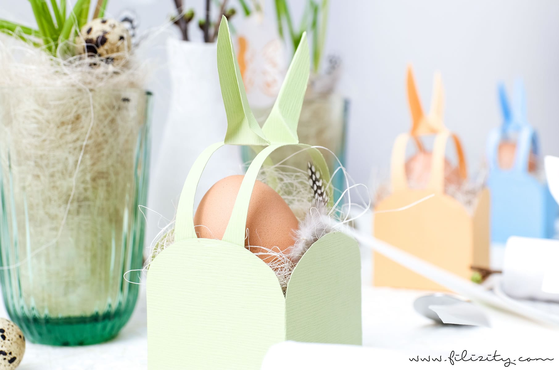 3 DIY Osterdeko Ideen mit Papier selber machen | Osterkorb mit Hasenohren, Osterei-Anhänger, Serviettenringe mit Hasenohren | Filizity.com | DIY-Blog aus dem Rheinland #ostern #osterdeko #artoz