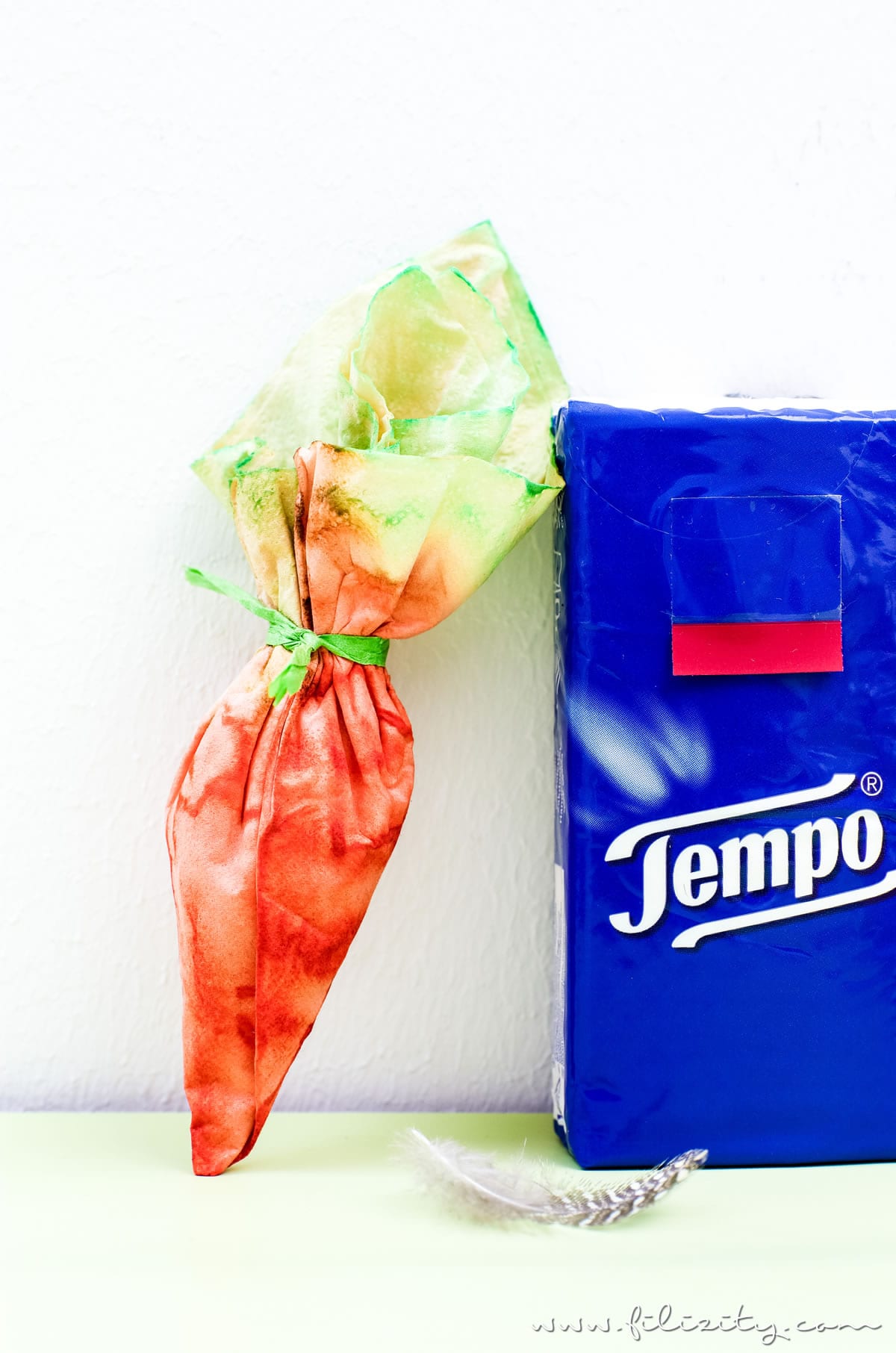 Ostergeschenke verpacken mit DIY Möhrchen-Geschenkverpackung aus Tempo Taschentüchern | Kreative Geschenkverpackung selber machen | Filizity.com | DIY-Blog aus dem Rheinland #tempoworld #tempo #ostern