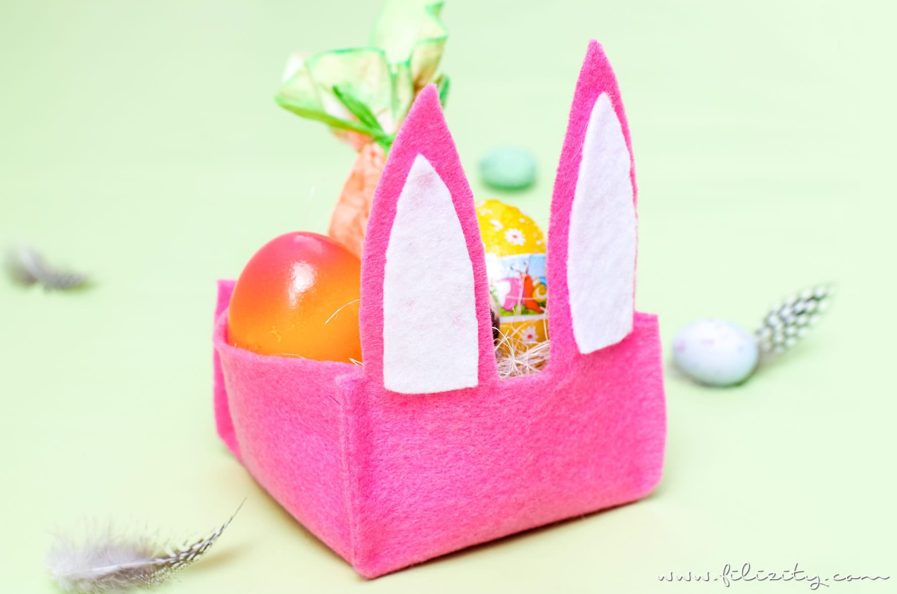 Filz-Osterkorb basteln ohne Nähen | DIY Filzkorb mit Hasenohren (inkl. Schnittmuster) für die Ostereiersuche oder als Osterdeko | Filizity.com | DIY-Blog aus dem Rheinland #ostern #ostergeschenke #osterhase