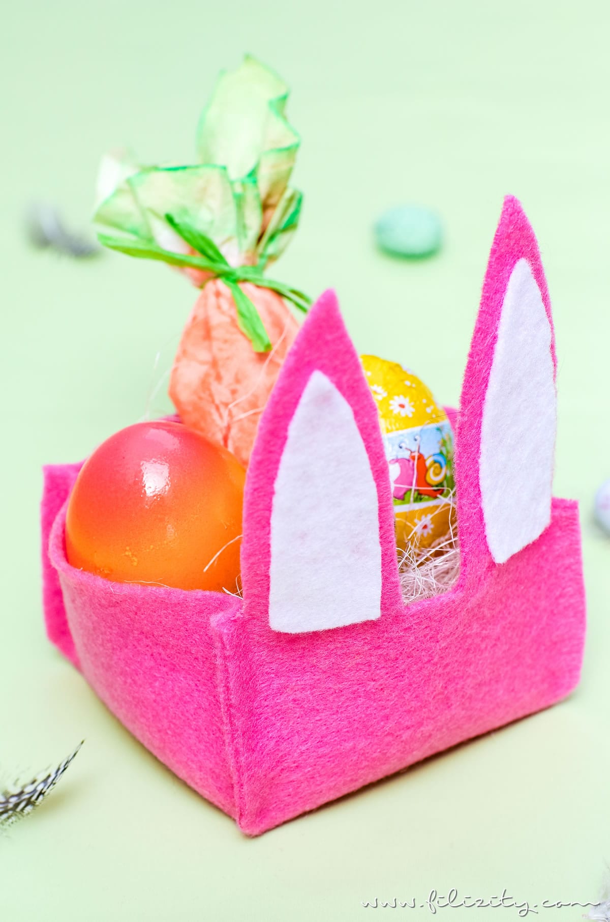 Filz-Osterkorb basteln ohne Nähen | DIY Filzkorb mit Hasenohren (inkl. Schnittmuster) für die Ostereiersuche oder als Osterdeko | Filizity.com | DIY-Blog aus dem Rheinland #ostern #ostergeschenke #osterhase