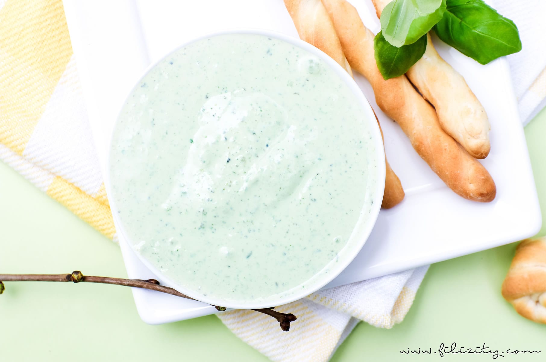 Ricotta Bärlauch Dip Rezept - Für Fingerfood, als Aufstrich oder zum Grillen | Auch perfekt für den Oster-Brunch! | Filizity.com | Food-Blog aus dem Rheinland #bärlauch #frühling #ostern