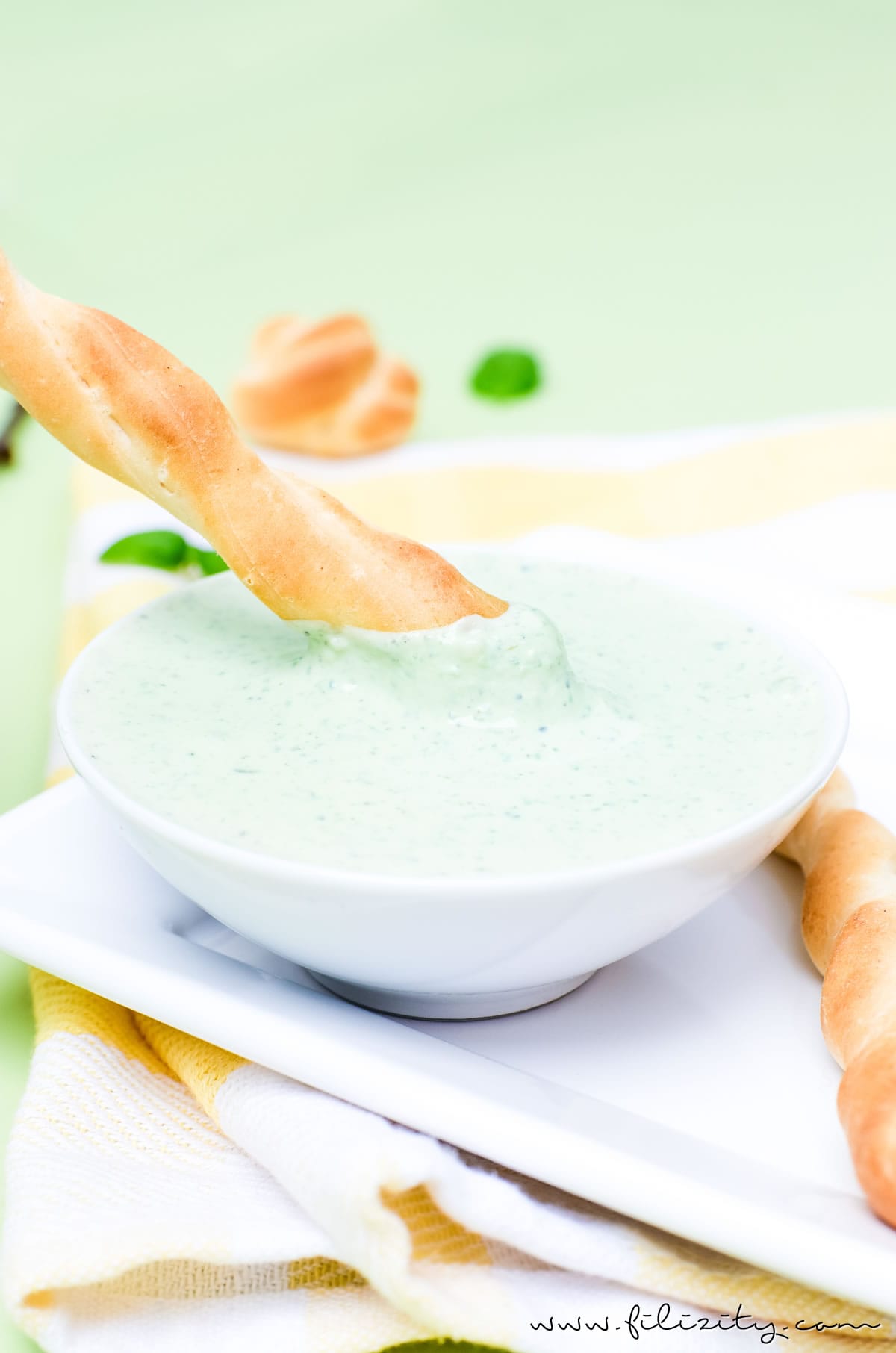 Ricotta Bärlauch Dip Rezept - Für Fingerfood, als Aufstrich oder zum Grillen | Auch perfekt für den Oster-Brunch! | Filizity.com | Food-Blog aus dem Rheinland #bärlauch #frühling #ostern