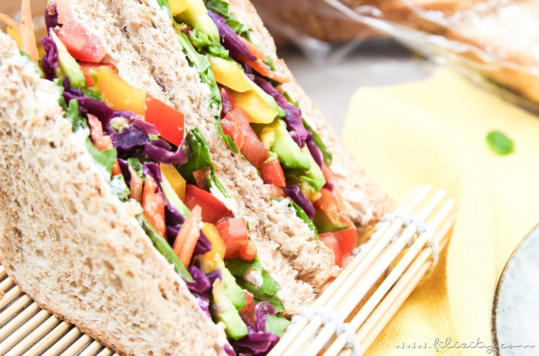 Rezept für Regenbogen-Sandwich - Vegetarischer Picknick Snack, Party-Food, Büro-Mahlzeit oder Pausenbrot | Filizity.com | Food-Blog aus dem Rheinland #sandwich #picknick