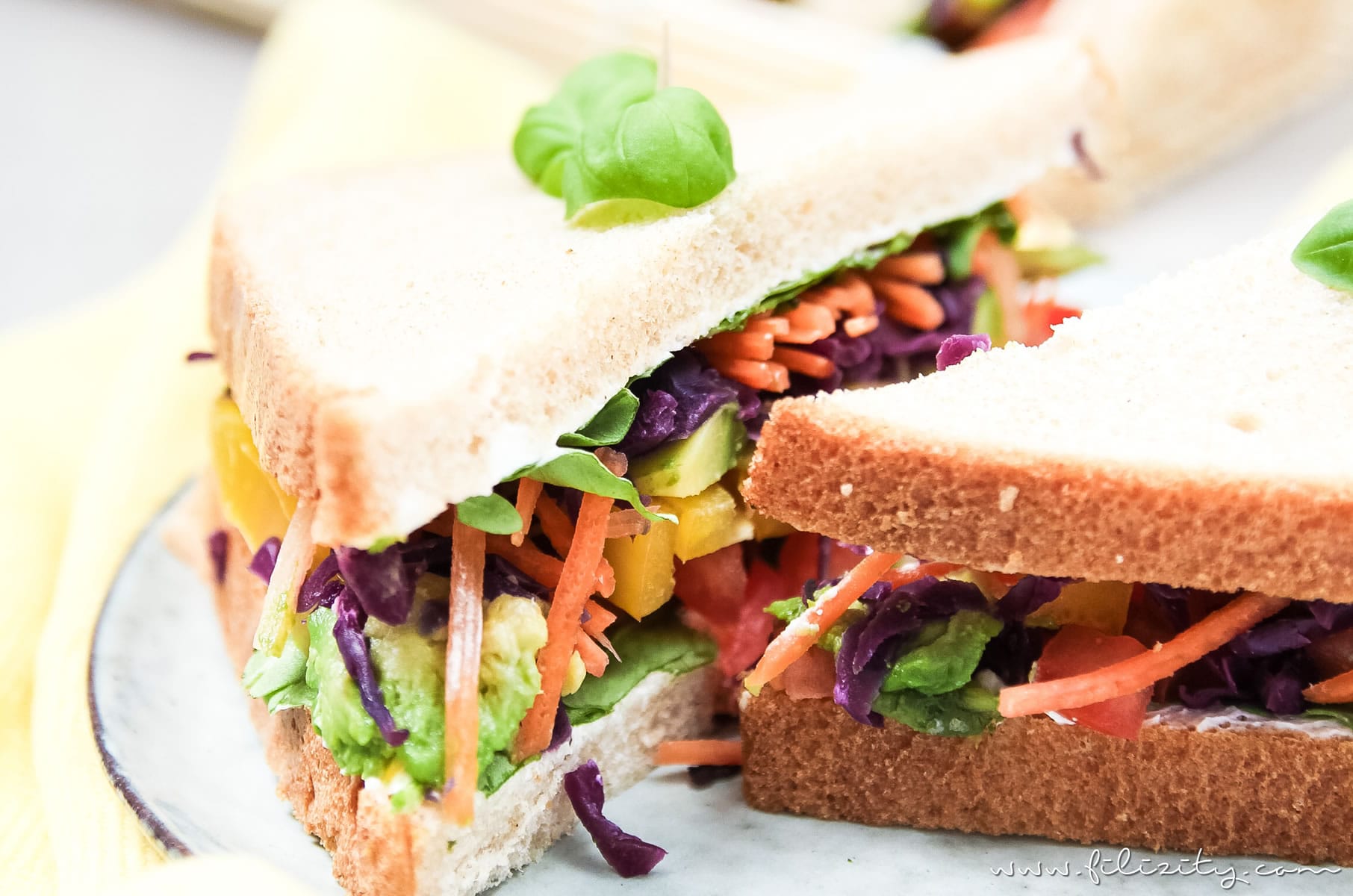 Rezept für Regenbogen-Sandwich - Vegetarischer Picknick Snack, Party-Food, Büro-Mahlzeit oder Pausenbrot | Filizity.com | Food-Blog aus dem Rheinland #sandwich #picknick
