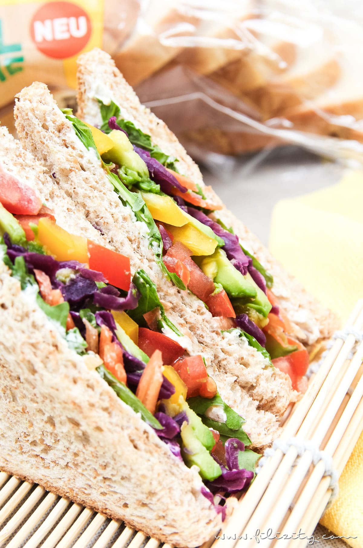 Rezept für Regenbogen-Sandwich - Vegetarischer Picknick Snack, Party-Food, Büro-Mahlzeit oder Pausenbrot | Filizity.com | Food-Blog aus dem Rheinland #sandwich #picknick