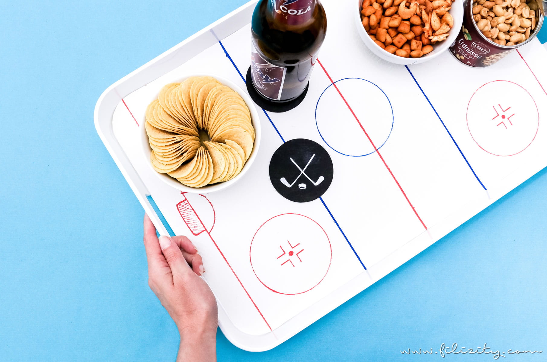 Deko Ideen für die Eishockey WM zum Selbermachen | DIY Eishockeyfeld-Tablett und Puck-Untersetzer für Eishockey Fans | Filizity.com | DIY-Blog aus dem Rheinland #eishockey #hockey #icehockey #party