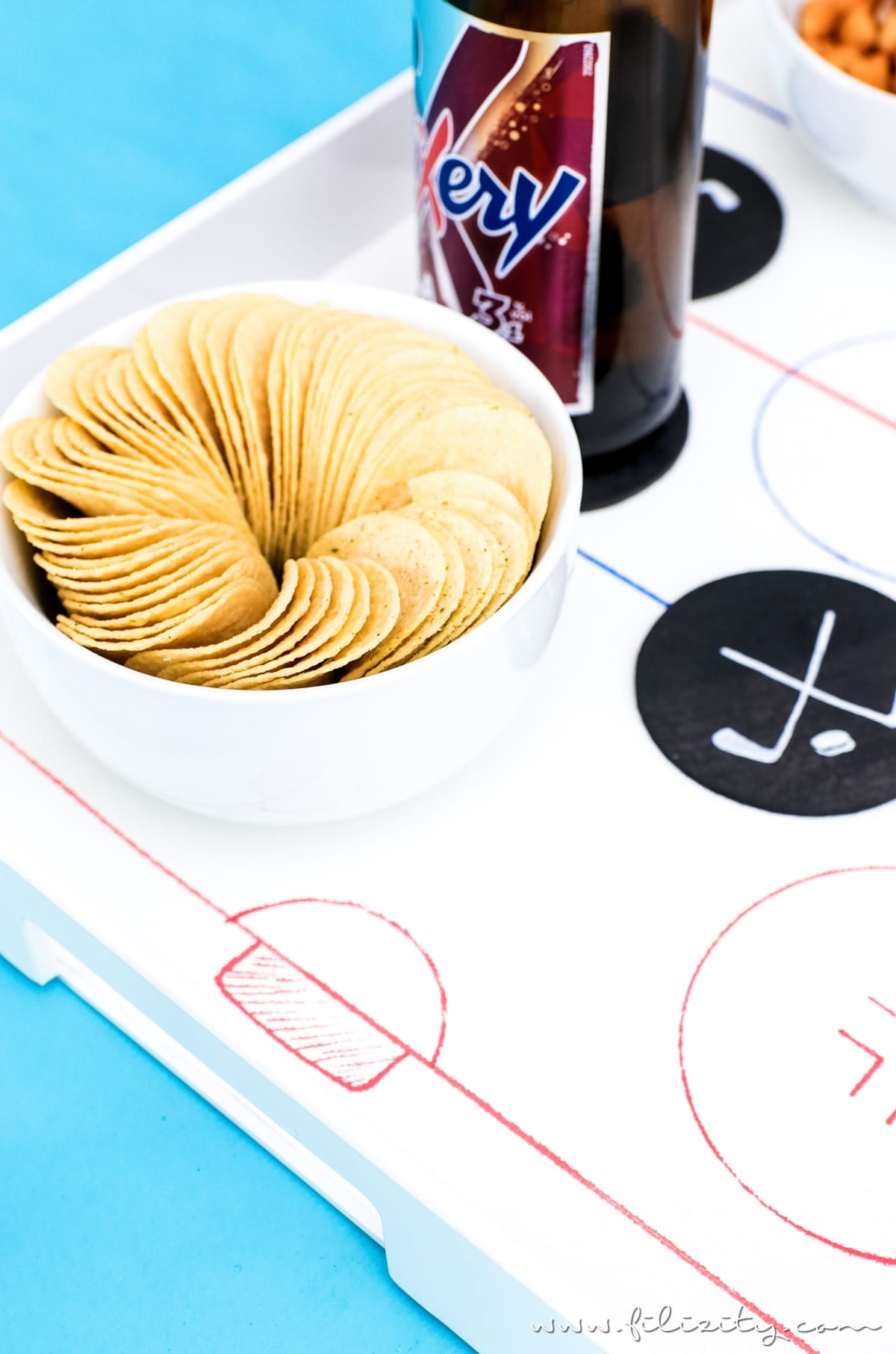 Deko Ideen für die Eishockey WM zum Selbermachen | DIY Eishockeyfeld-Tablett und Puck-Untersetzer für Eishockey Fans | Filizity.com | DIY-Blog aus dem Rheinland #eishockey #hockey #icehockey #party