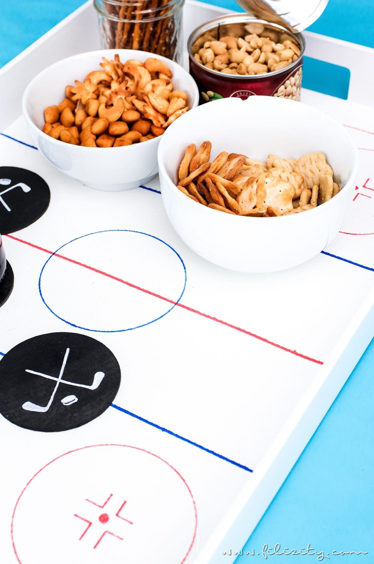 Deko Ideen für die Eishockey WM zum Selbermachen | DIY Eishockeyfeld-Tablett und Puck-Untersetzer für Eishockey Fans | Filizity.com | DIY-Blog aus dem Rheinland #eishockey #hockey #icehockey #party