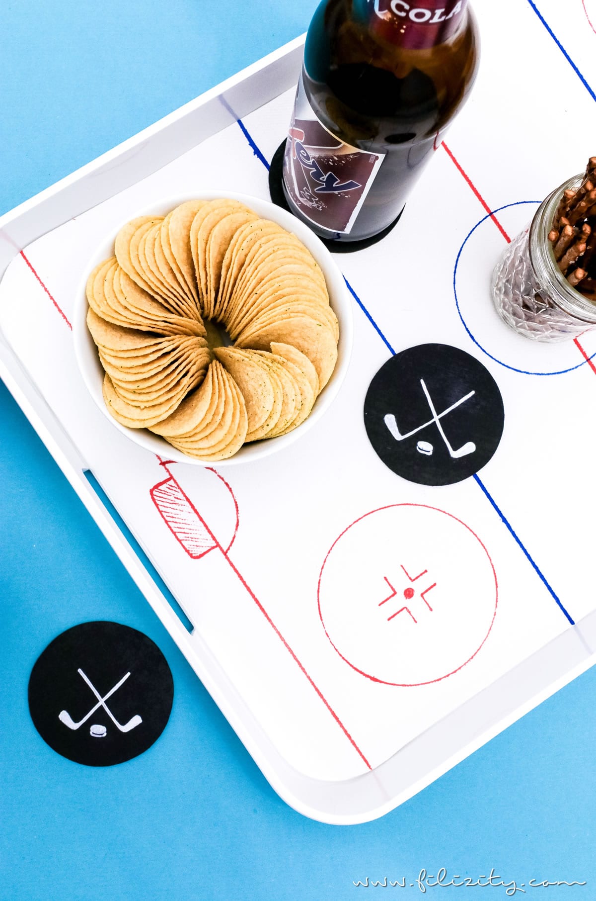 Deko Ideen für die Eishockey WM zum Selbermachen | DIY Eishockeyfeld-Tablett und Puck-Untersetzer für Eishockey Fans | Filizity.com | DIY-Blog aus dem Rheinland #eishockey #hockey #icehockey #party