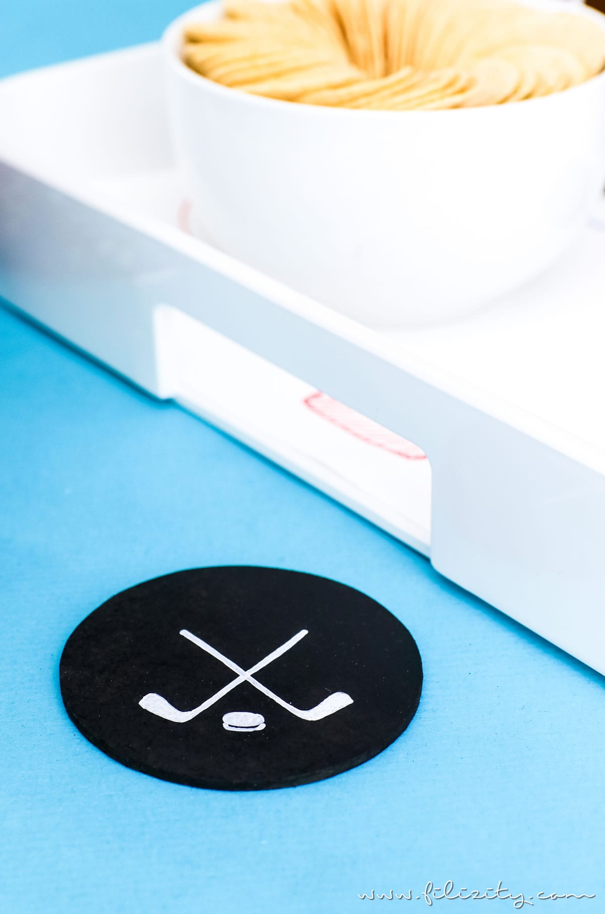 Deko Ideen für die Eishockey WM zum Selbermachen | DIY Eishockeyfeld-Tablett und Puck-Untersetzer für Eishockey Fans | Filizity.com | DIY-Blog aus dem Rheinland #eishockey #hockey #icehockey #party