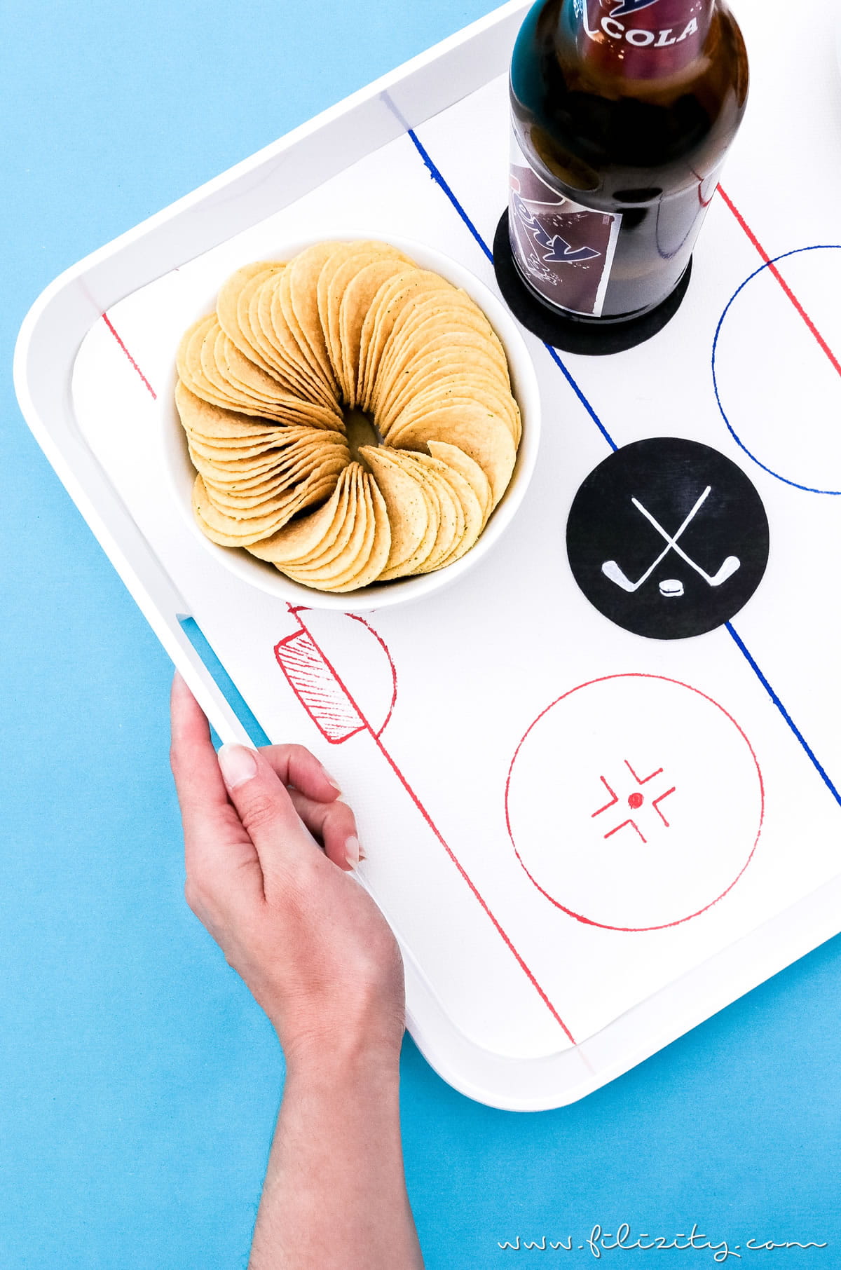 Deko Ideen für die Eishockey WM zum Selbermachen | DIY Eishockeyfeld-Tablett und Puck-Untersetzer für Eishockey Fans | Filizity.com | DIY-Blog aus dem Rheinland #eishockey #hockey #icehockey #party