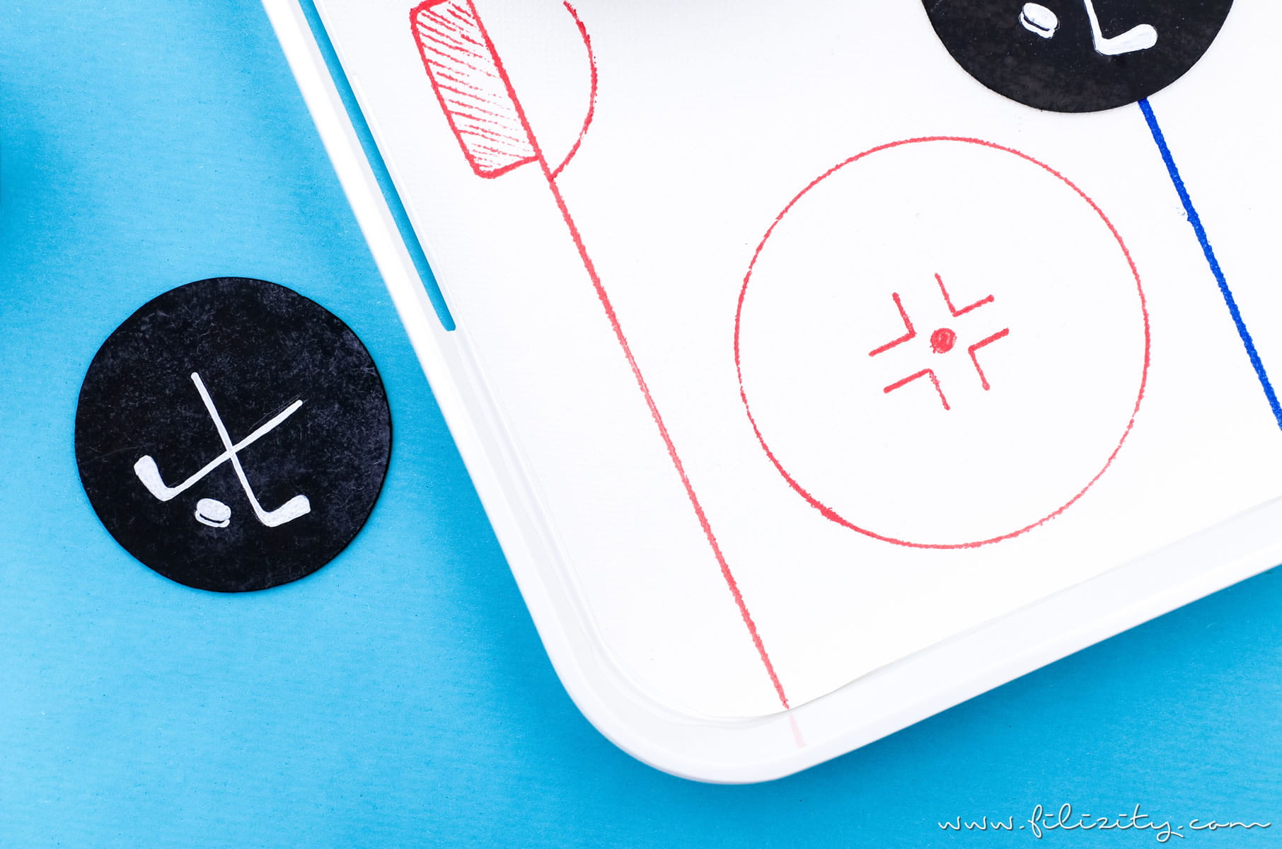 Deko Ideen für die Eishockey WM zum Selbermachen | DIY Eishockeyfeld-Tablett und Puck-Untersetzer für Eishockey Fans | Filizity.com | DIY-Blog aus dem Rheinland #eishockey #hockey #icehockey #party