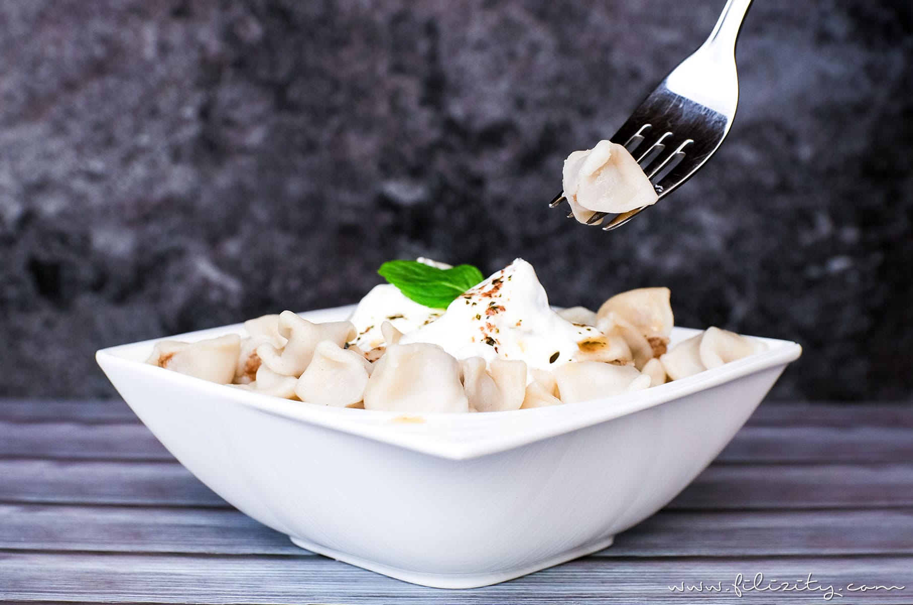 Rezept für Manti - Türkische Tortellini mit Knoblauch-Joghurtsoße und Paprikabutter | Filizity.com | Food-Blog aus dem Rheinland #tortellini #ravioli #manti