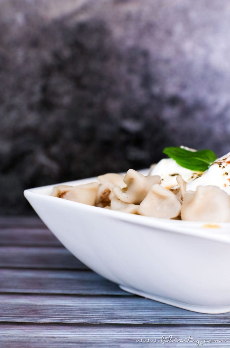 Manti - Türkische Tortellini mit Joghurtsoße und Paprikabutter ...