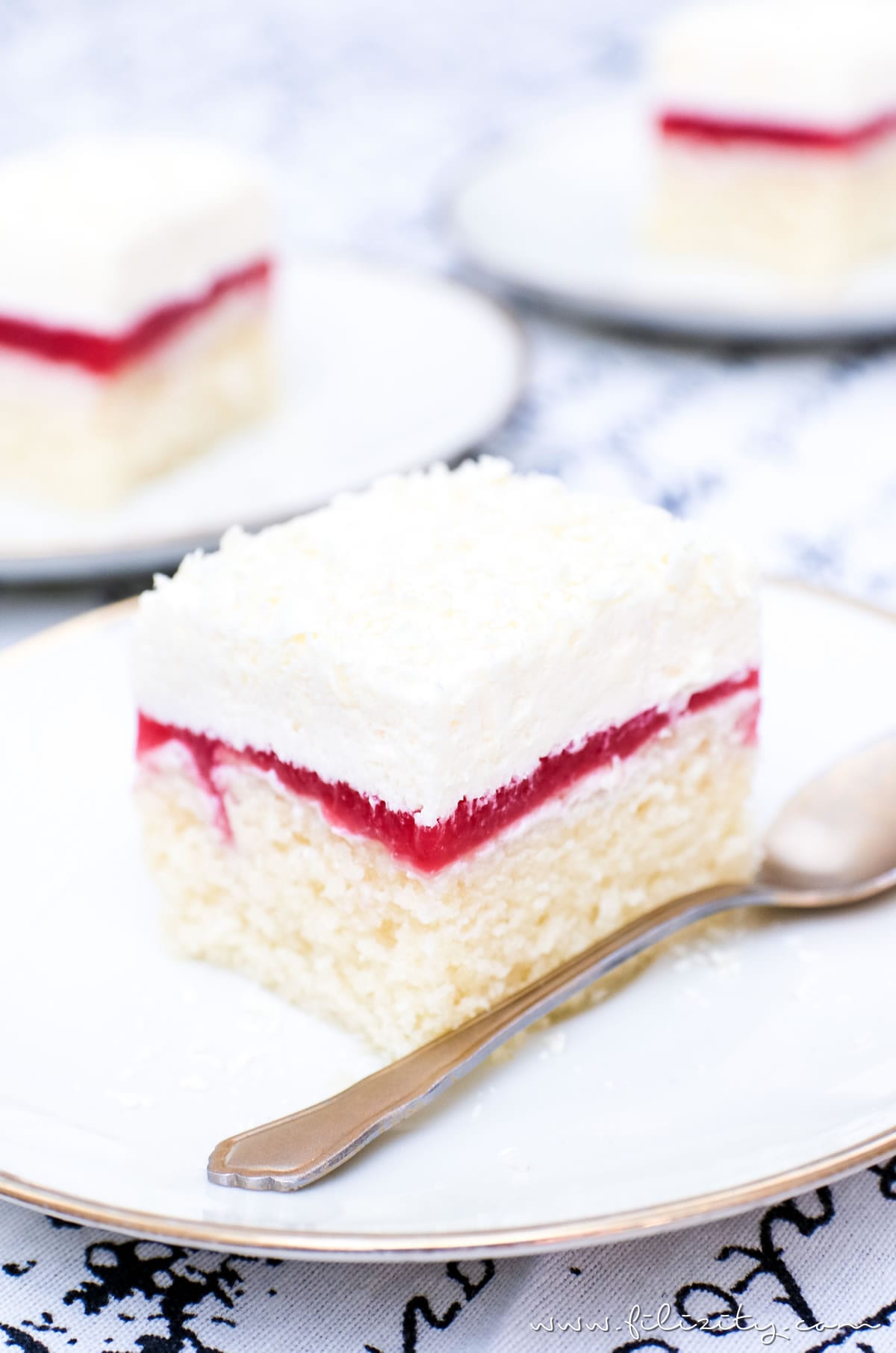 Rezept für Himbeer-Vanille-Torte (Frau Holle Kuchen) | Einfacher Blechkuchen | Filizity.com | Food-Blog aus dem Rheinland #torte #kuchen