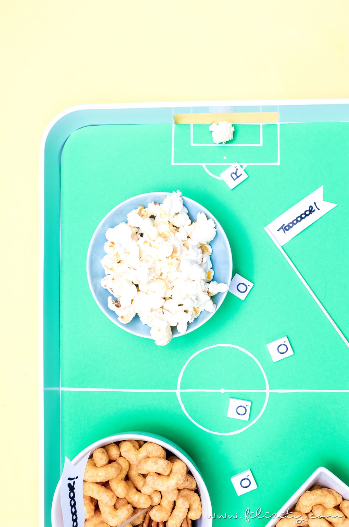 DIY Fußballfeld-Tablett - Fandeko für die Fußball WM selber machen | DIY Deko für WM, EM, Bundesliga, Fußball-Party, Kindergebutstag usw. | Filizity.com | DIY-Blog aus dem Rheinland #fußball #wm2018