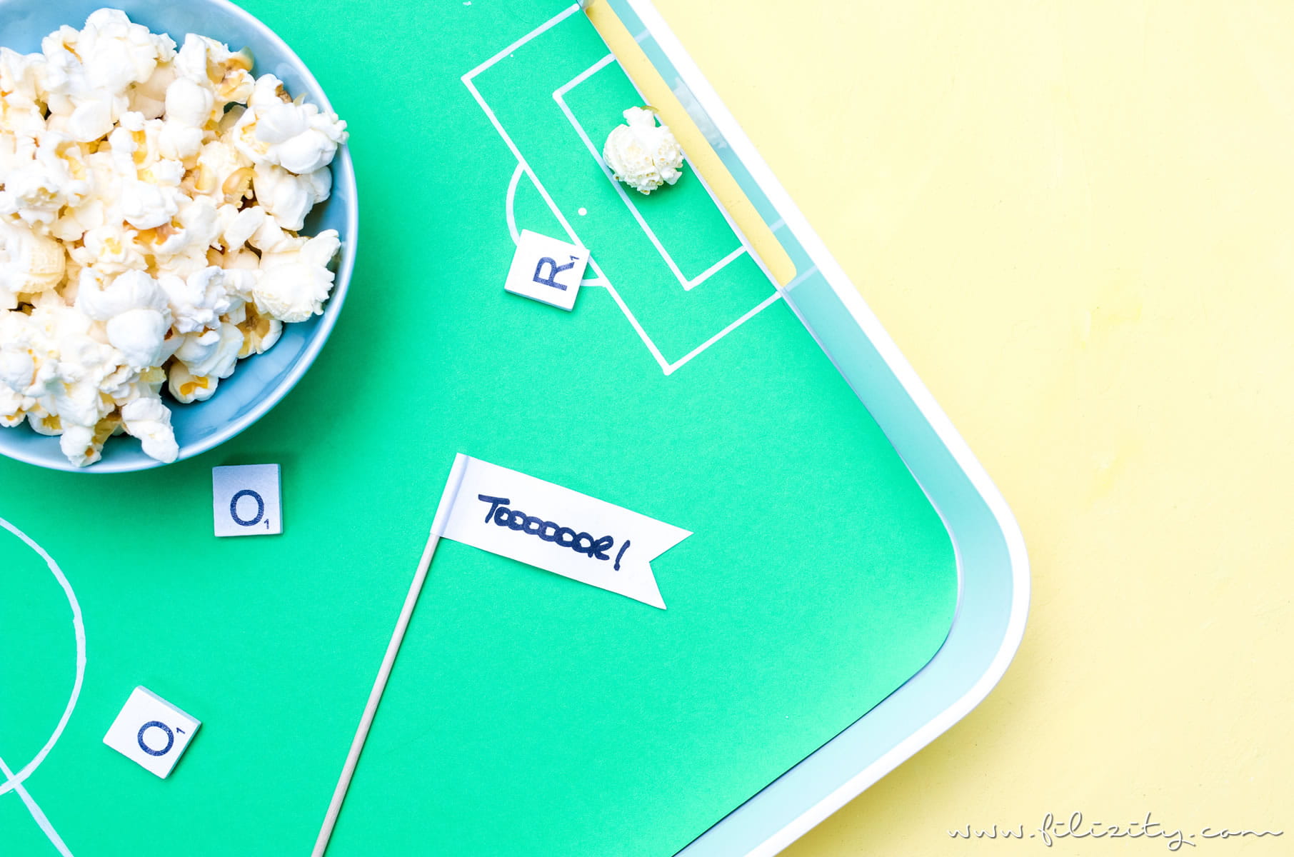 DIY Fußballfeld-Tablett - Fandeko für die Fußball WM selber machen | DIY Deko für WM, EM, Bundesliga, Fußball-Party, Kindergebutstag usw. | Filizity.com | DIY-Blog aus dem Rheinland #fußball #wm2018