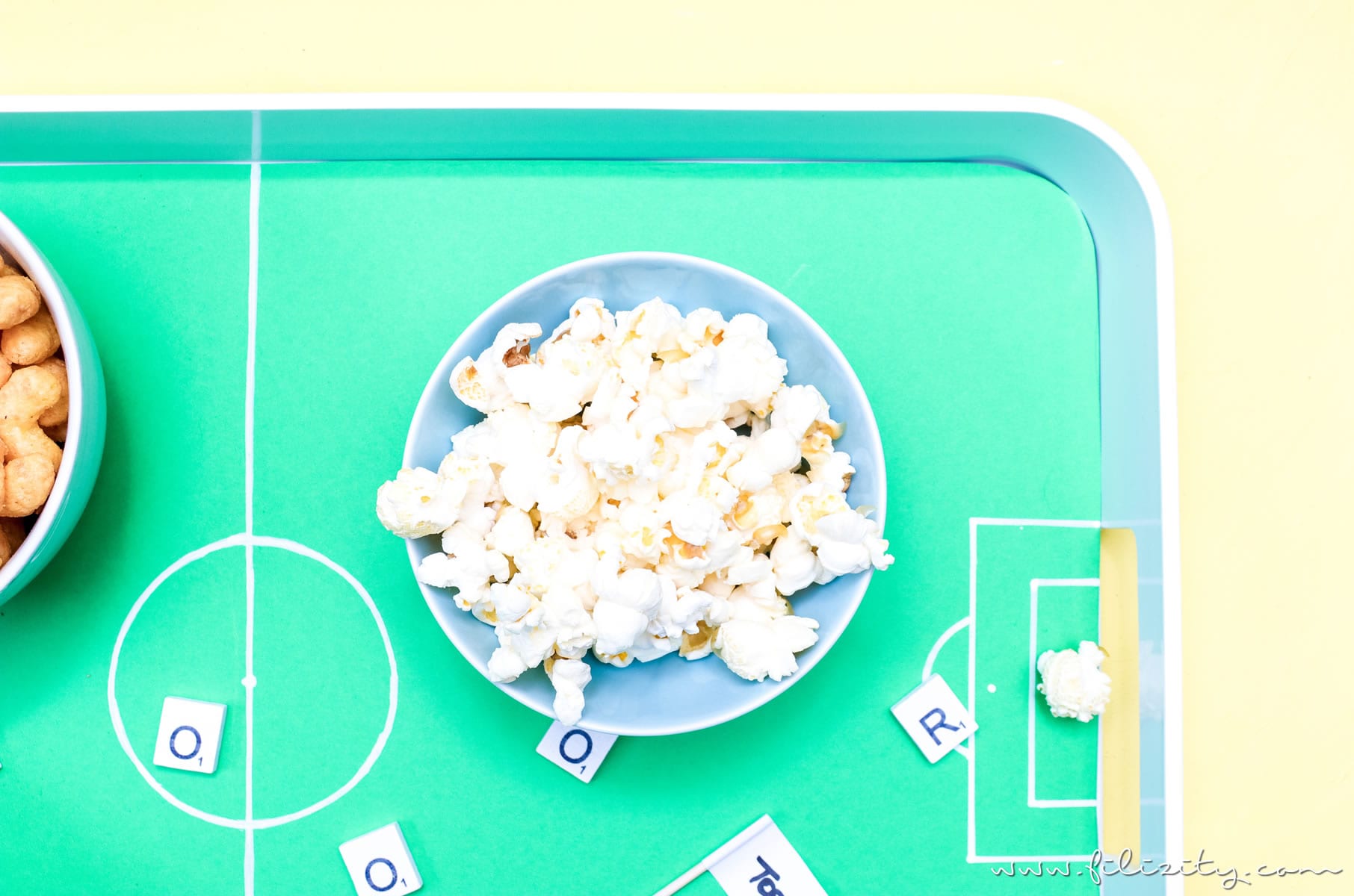 DIY Fußballfeld-Tablett - Fandeko für die Fußball WM selber machen | DIY Deko für WM, EM, Bundesliga, Fußball-Party, Kindergebutstag usw. | Filizity.com | DIY-Blog aus dem Rheinland #fußball #wm2018