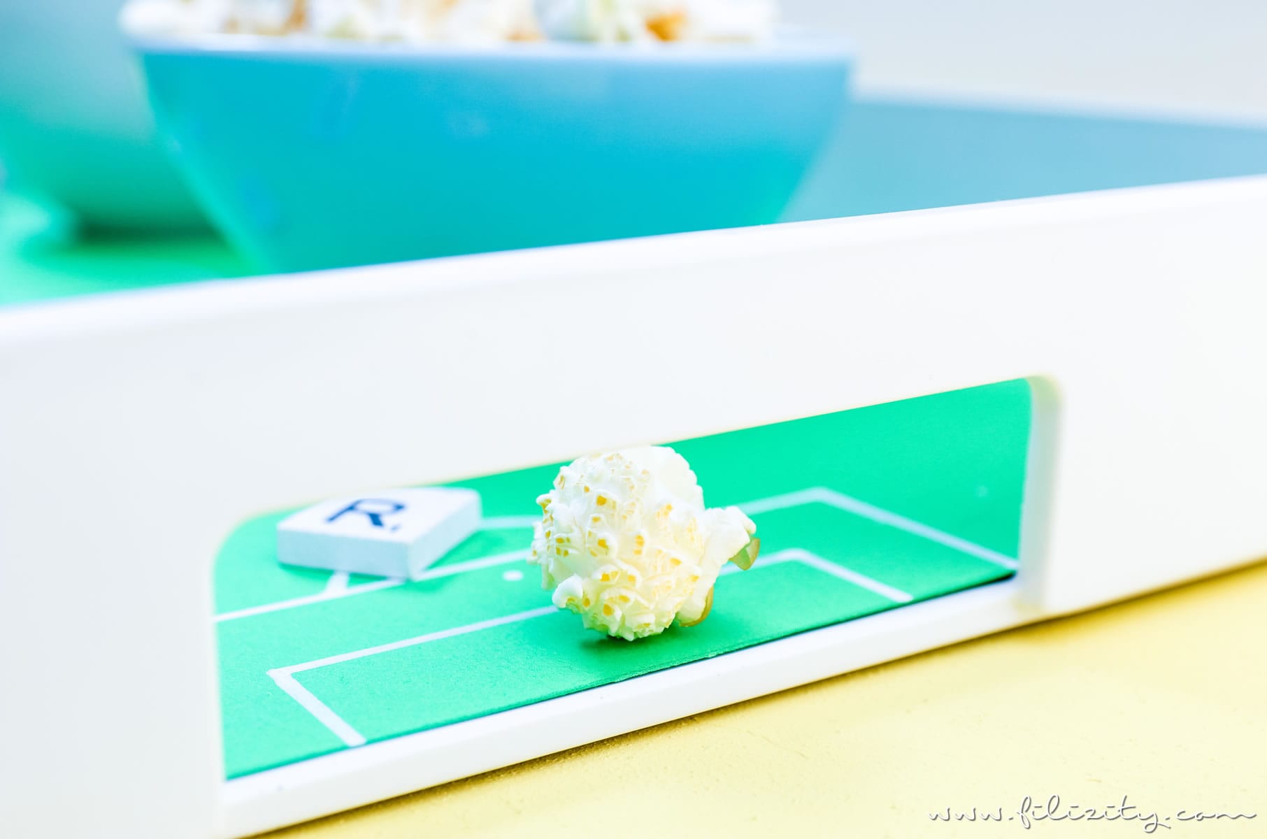 DIY Fußballfeld-Tablett - Fandeko für die Fußball WM selber machen | DIY Deko für WM, EM, Bundesliga, Fußball-Party, Kindergebutstag usw. | Filizity.com | DIY-Blog aus dem Rheinland #fußball #wm2018