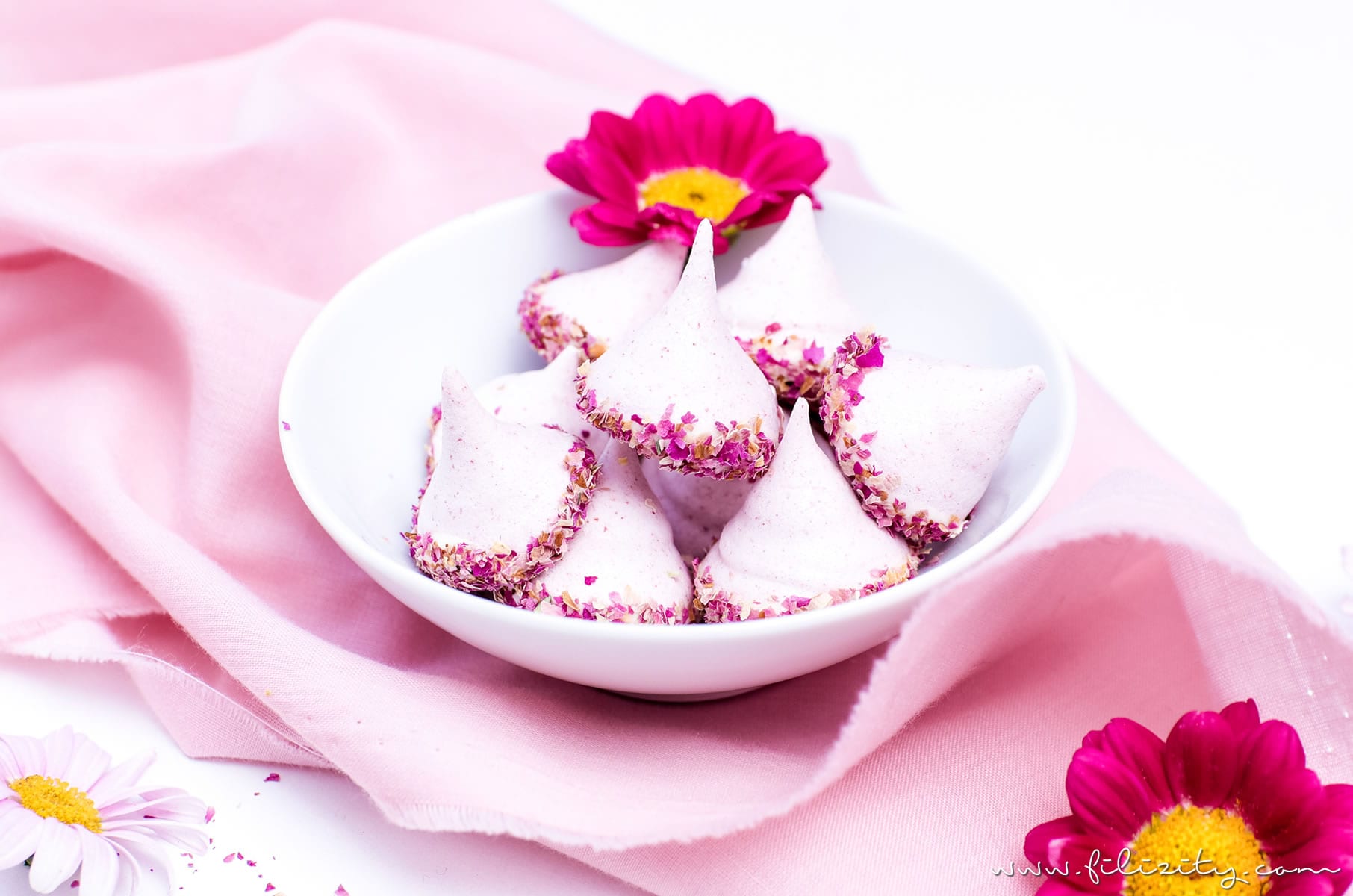 Himbeer-Baiser mit Rosen - Liebesbotschaft aus der Küche | Baiser-Rezept mit Himbeeren, weißer Schokolade und Rosen | Filizity.com | Food-Blog aus dem Rheinland #muttertag #geschenkidee #valentinstag