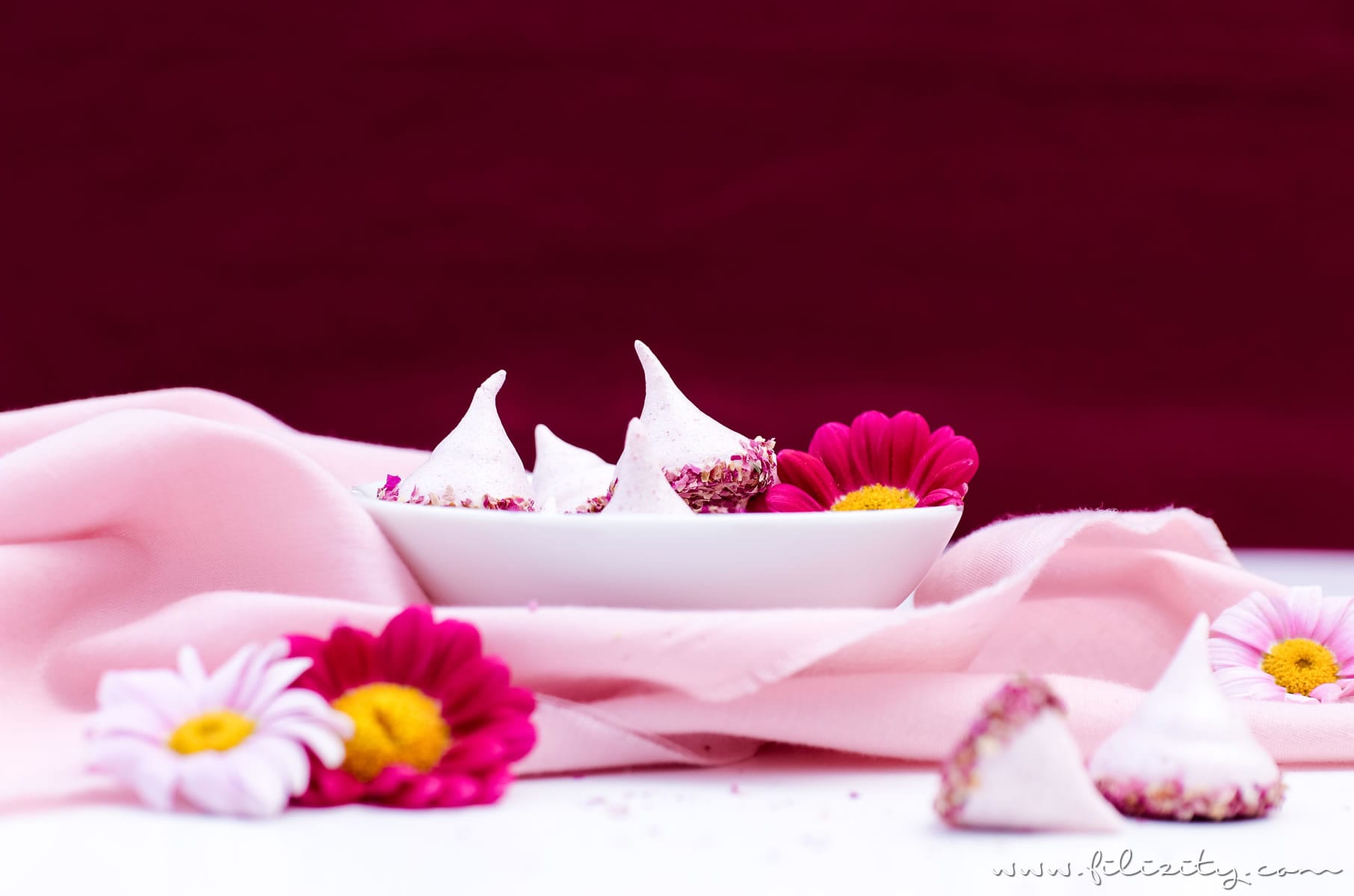 Himbeer-Baiser mit Rosen - Liebesbotschaft aus der Küche | Baiser-Rezept mit Himbeeren, weißer Schokolade und Rosen | Filizity.com | Food-Blog aus dem Rheinland #muttertag #geschenkidee #valentinstag