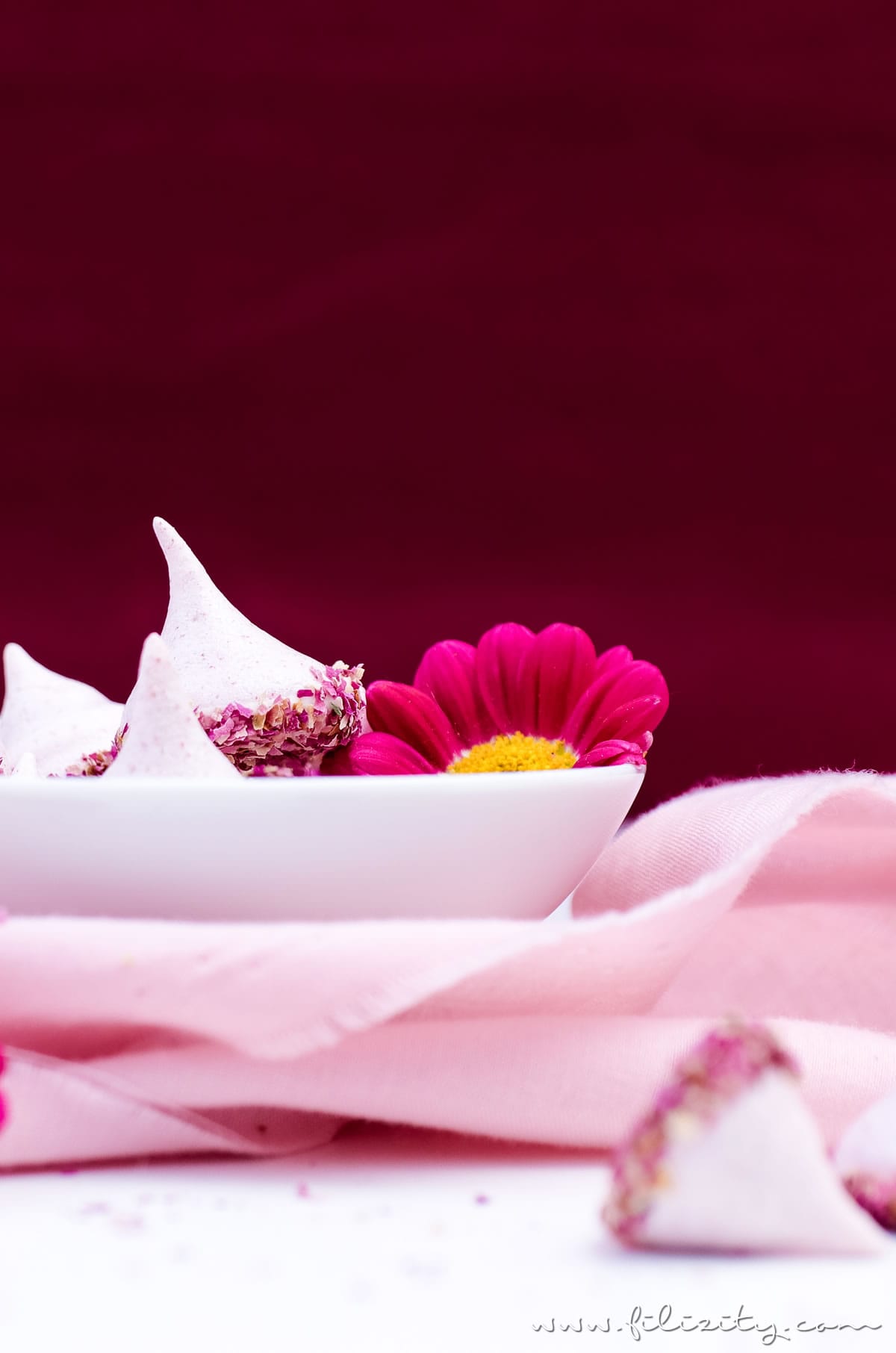 Himbeer-Baiser mit Rosen - Liebesbotschaft aus der Küche | Baiser-Rezept mit Himbeeren, weißer Schokolade und Rosen | Filizity.com | Food-Blog aus dem Rheinland #muttertag #geschenkidee #valentinstag
