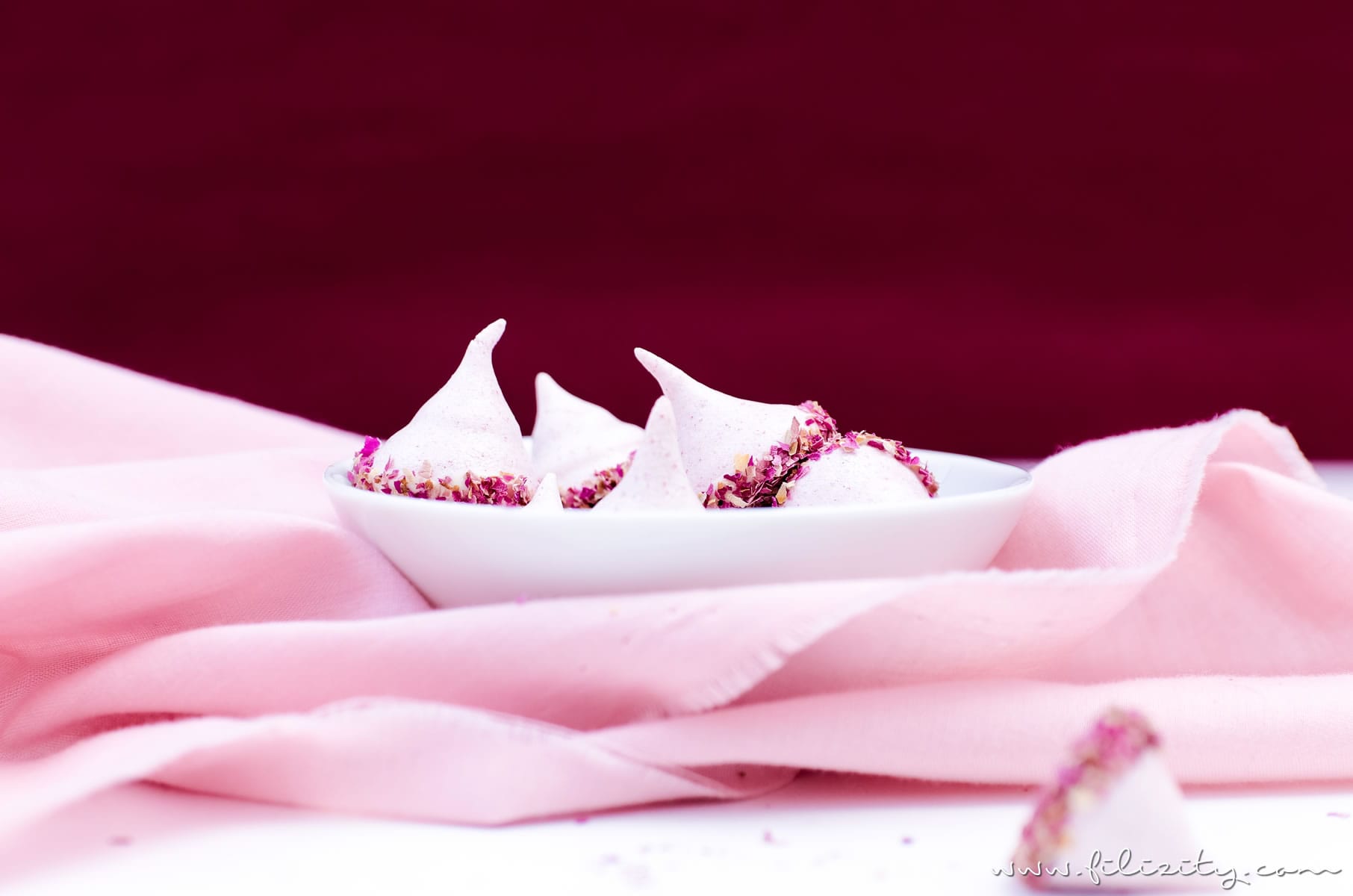 Himbeer-Baiser mit Rosen - Liebesbotschaft aus der Küche | Baiser-Rezept mit Himbeeren, weißer Schokolade und Rosen | Filizity.com | Food-Blog aus dem Rheinland #muttertag #geschenkidee #valentinstag