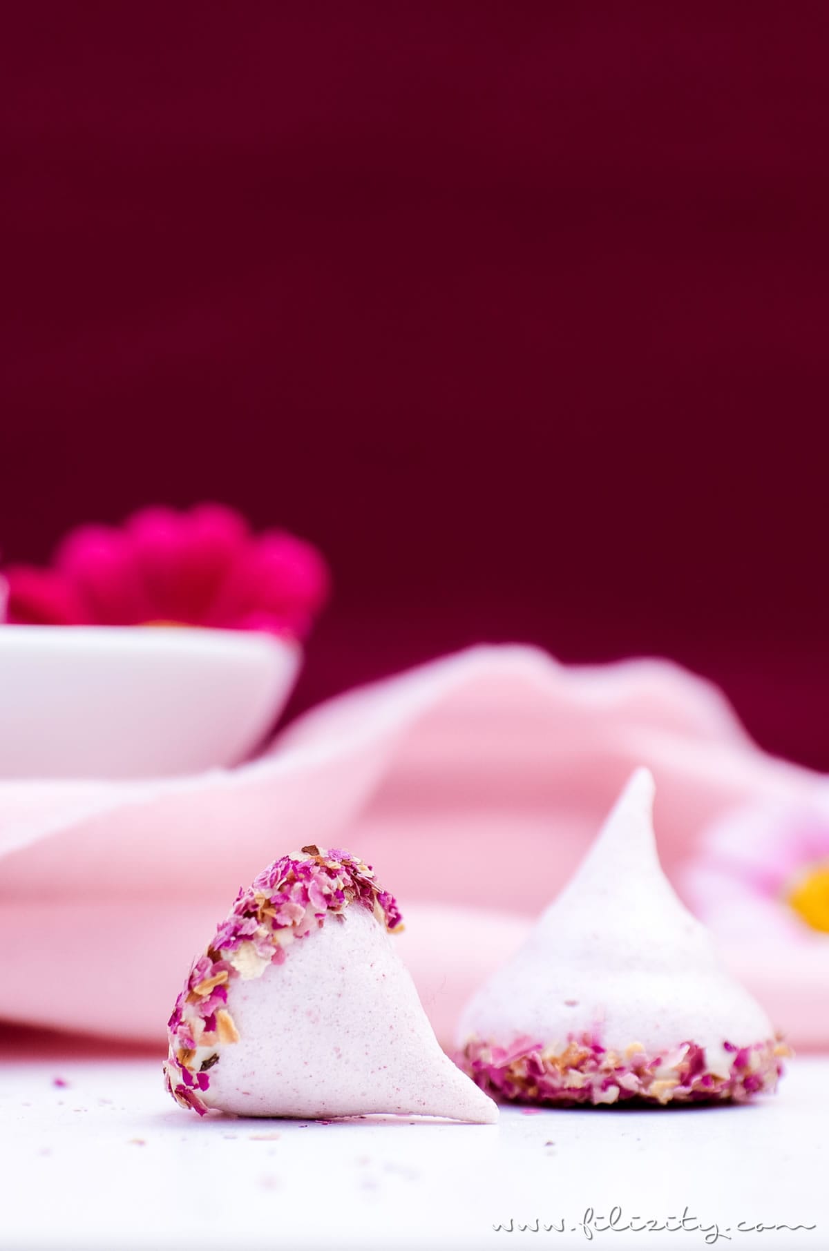 Himbeer-Baiser mit Rosen - Liebesbotschaft aus der Küche | Baiser-Rezept mit Himbeeren, weißer Schokolade und Rosen | Filizity.com | Food-Blog aus dem Rheinland #muttertag #geschenkidee #valentinstag