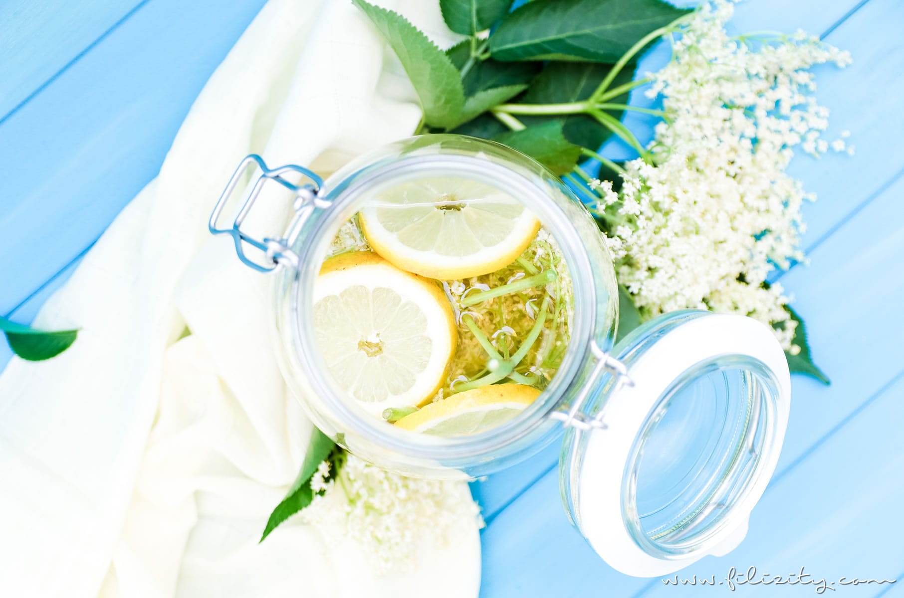 Holunderblüten-Sirup / Hollersirup selber machen - So geht's | Einfaches Rezept mit nur 3 Zutaten | Filizity.com | Food-Blog aus dem Rheinland #holunder #holler #sommer