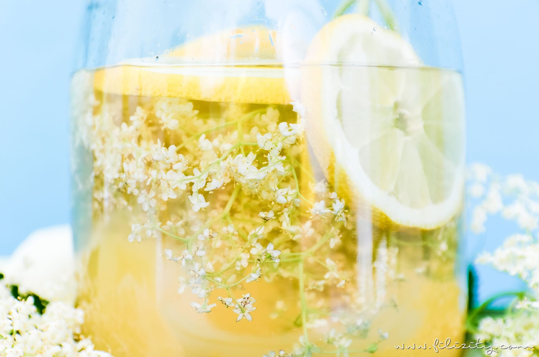 Holunderblüten-Sirup / Hollersirup selber machen - So geht's | Einfaches Rezept mit nur 3 Zutaten | Filizity.com | Food-Blog aus dem Rheinland #holunder #holler #sommer