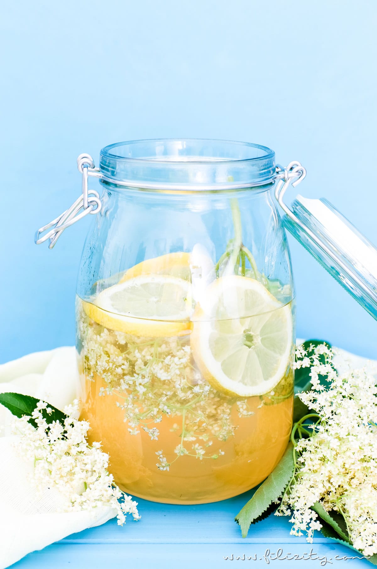 Holunderblüten-Sirup / Hollersirup selber machen - So geht's | Einfaches Rezept mit nur 3 Zutaten | Filizity.com | Food-Blog aus dem Rheinland #holunder #holler #sommer