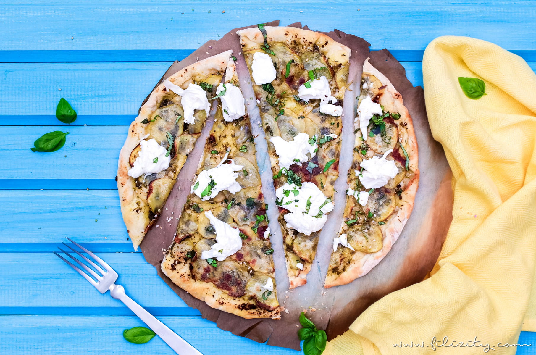 Kartoffel-Pizza mit Pesto - Mein bestes Rezept (auch vegan) | Filizity.com | Food-Blog aus dem Rheinland #pizza #veggie