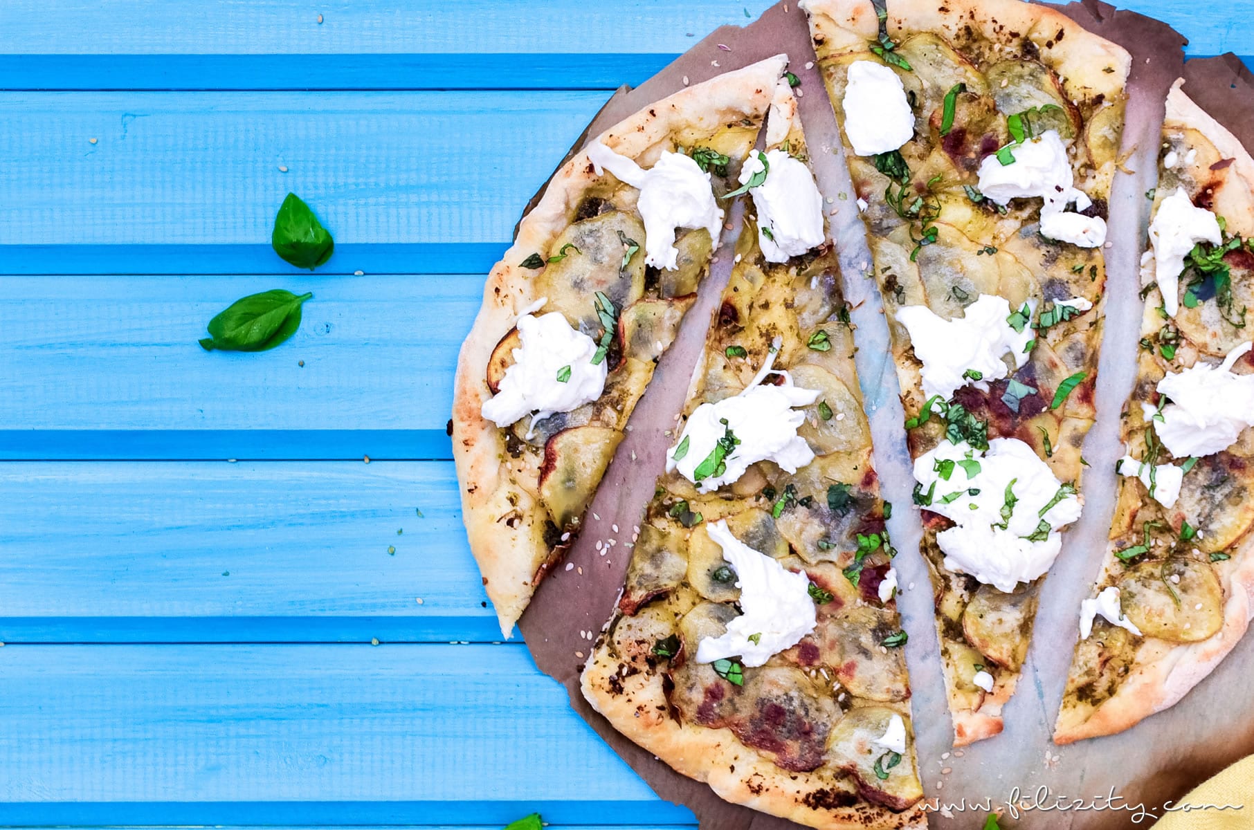 Kartoffel-Pizza mit Pesto - Mein bestes Rezept (auch vegan) | Filizity.com | Food-Blog aus dem Rheinland #pizza #veggie