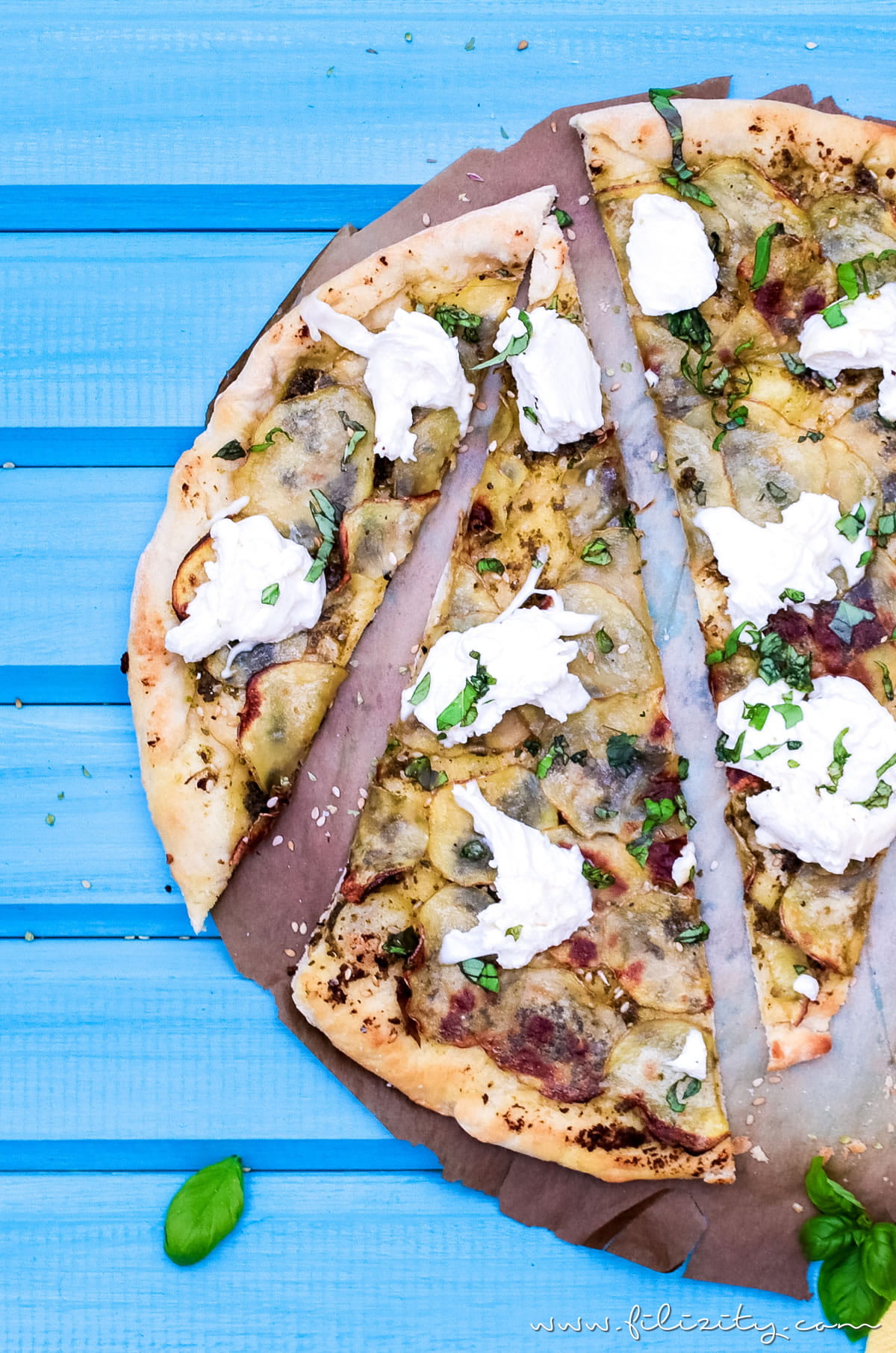 Kartoffel-Pizza mit Pesto - Mein bestes Rezept (auch vegan) | Filizity.com | Food-Blog aus dem Rheinland #pizza #veggie
