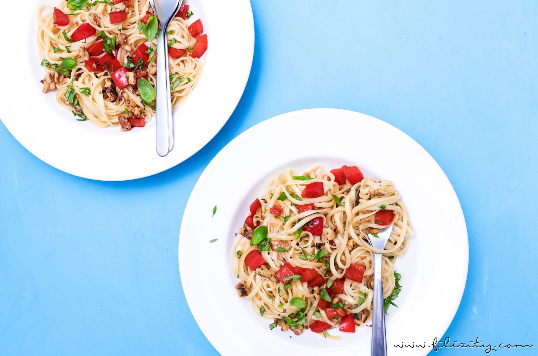 Linguine mit Paprika und Walnüssen - Einfaches und leckeres Pasta-Rezept ohne Soße | Nudeln kochen kann jeder! | Filizity.com | Food-Blog aus dem Rheinland #pasta #sommer