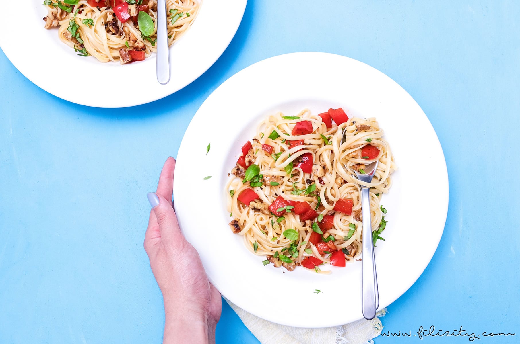 Linguine mit Paprika und Walnüssen - Einfaches und leckeres Pasta-Rezept ohne Soße | Nudeln kochen kann jeder! | Filizity.com | Food-Blog aus dem Rheinland #pasta #sommer