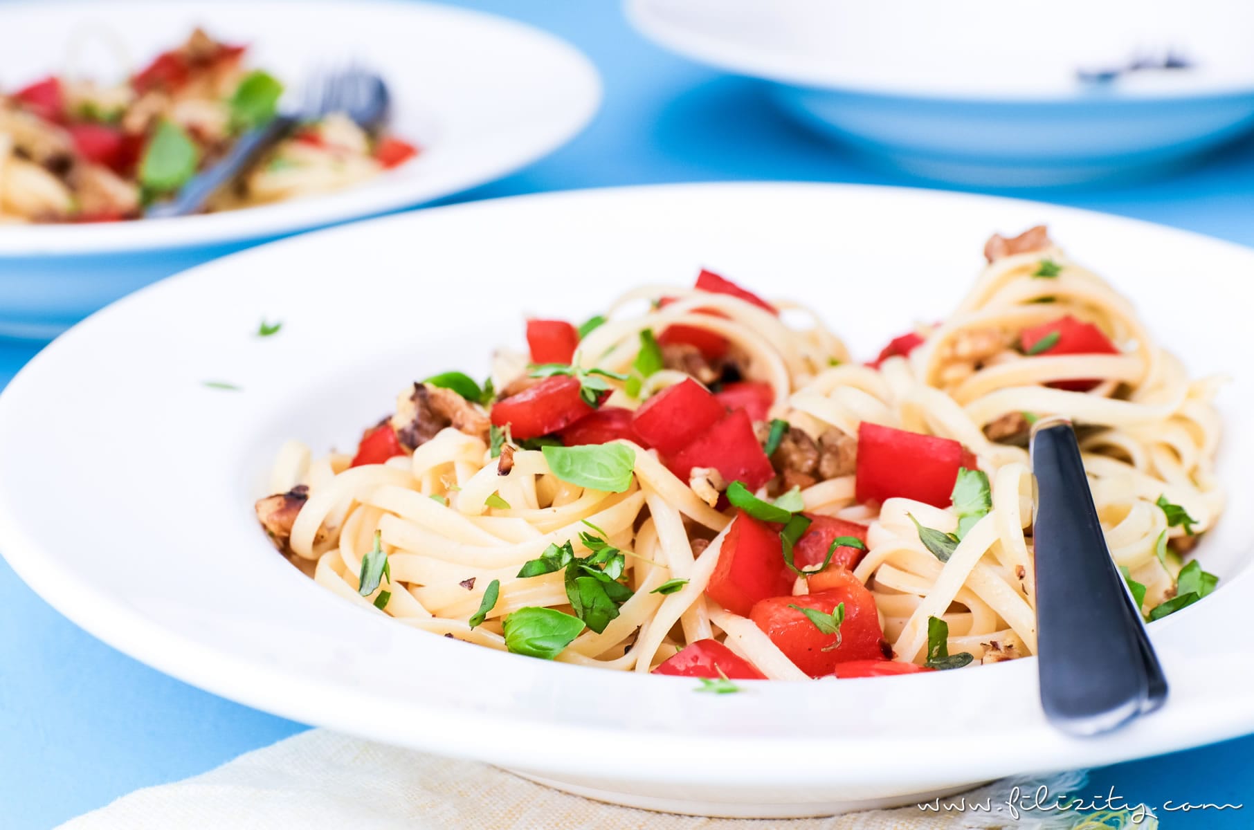 Linguine mit Paprika und Walnüssen - Einfaches und leckeres Pasta-Rezept ohne Soße | Nudeln kochen kann jeder! | Filizity.com | Food-Blog aus dem Rheinland #pasta #sommer