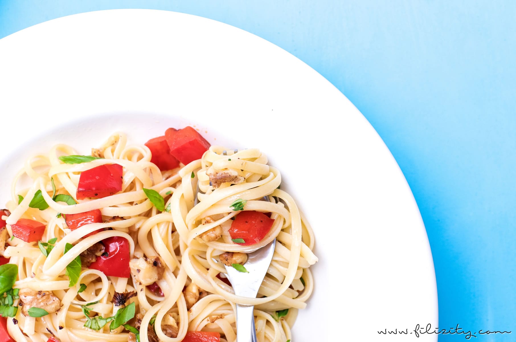 Linguine mit Paprika und Walnüssen - Einfaches und leckeres Pasta-Rezept ohne Soße | Nudeln kochen kann jeder! | Filizity.com | Food-Blog aus dem Rheinland #pasta #sommer