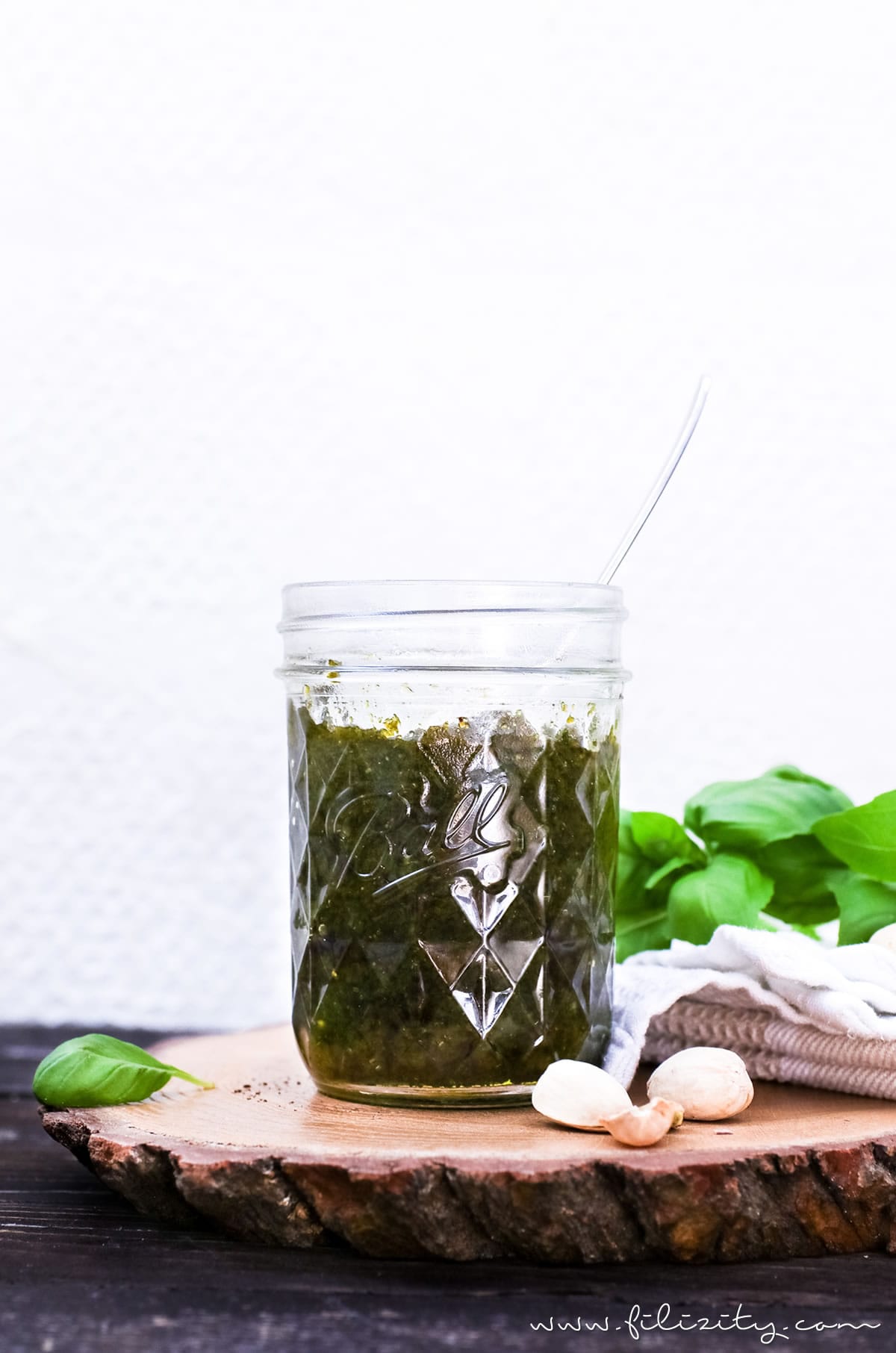 Himmlisches Pesto Rezept: Pistazien-Basilikum-Pesto selber machen ...