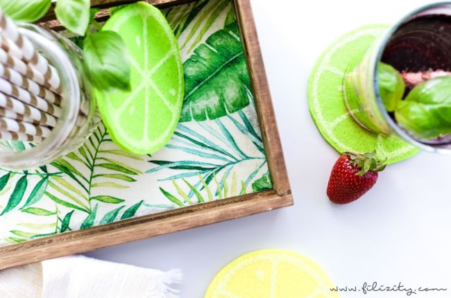 DIY Holz-Tablett im Urban Jungle Style basteln mit Serviettentechnik | Tolle Sommer-Deko für Gartenpartys & Co. | Filizity.com | DIY-Blogger aus dem Rheinland #urbanjungle #sommer