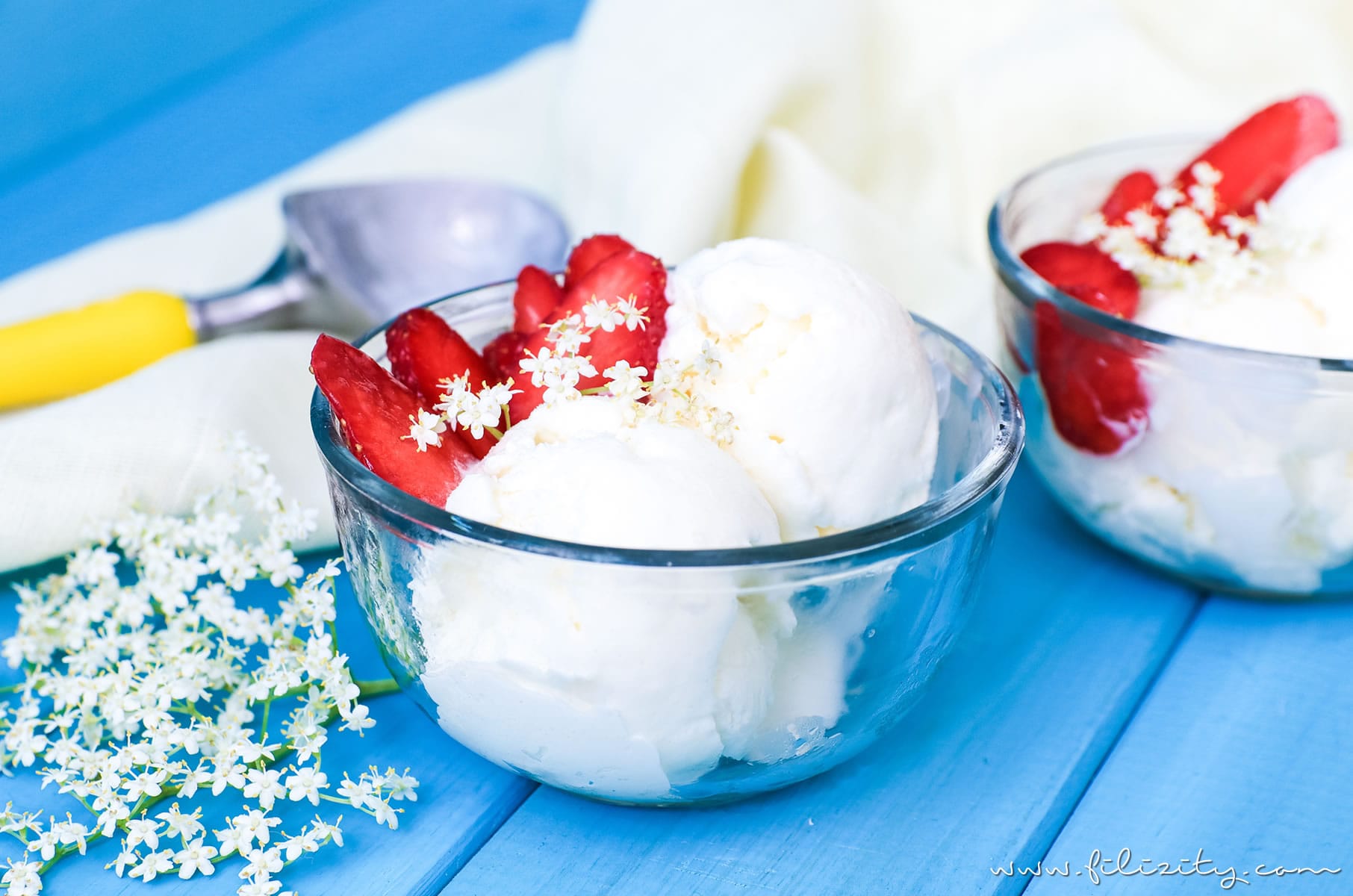 Holunderblüten Frozen Yogurt selber machen | Holler Frozen Yoghurt Rezept mit und ohne Eismaschine | Filizity.com | Food-Blog aus dem Rheinland #ice #frozenyoghurt #sommer