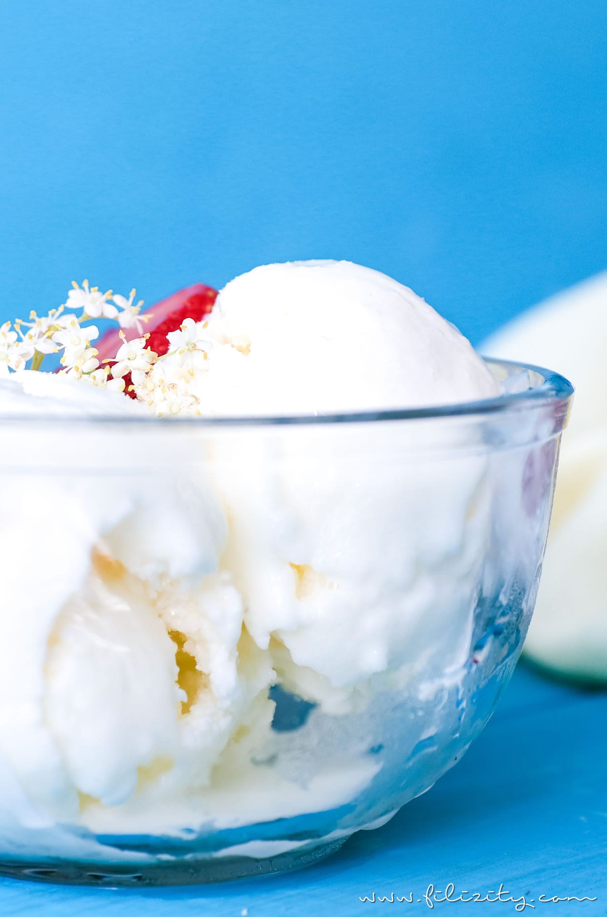 Holunderblüten Frozen Yogurt selber machen | Holler Frozen Yoghurt Rezept mit und ohne Eismaschine | Filizity.com | Food-Blog aus dem Rheinland #ice #frozenyoghurt #sommer