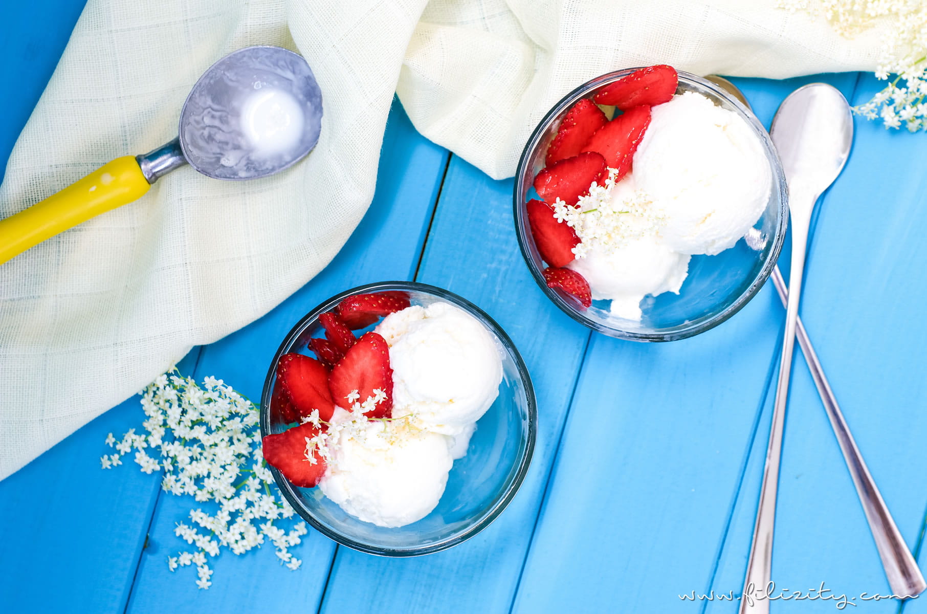 Holunderblüten Frozen Yogurt selber machen | Holler Frozen Yoghurt Rezept mit und ohne Eismaschine | Filizity.com | Food-Blog aus dem Rheinland #ice #frozenyoghurt #sommer