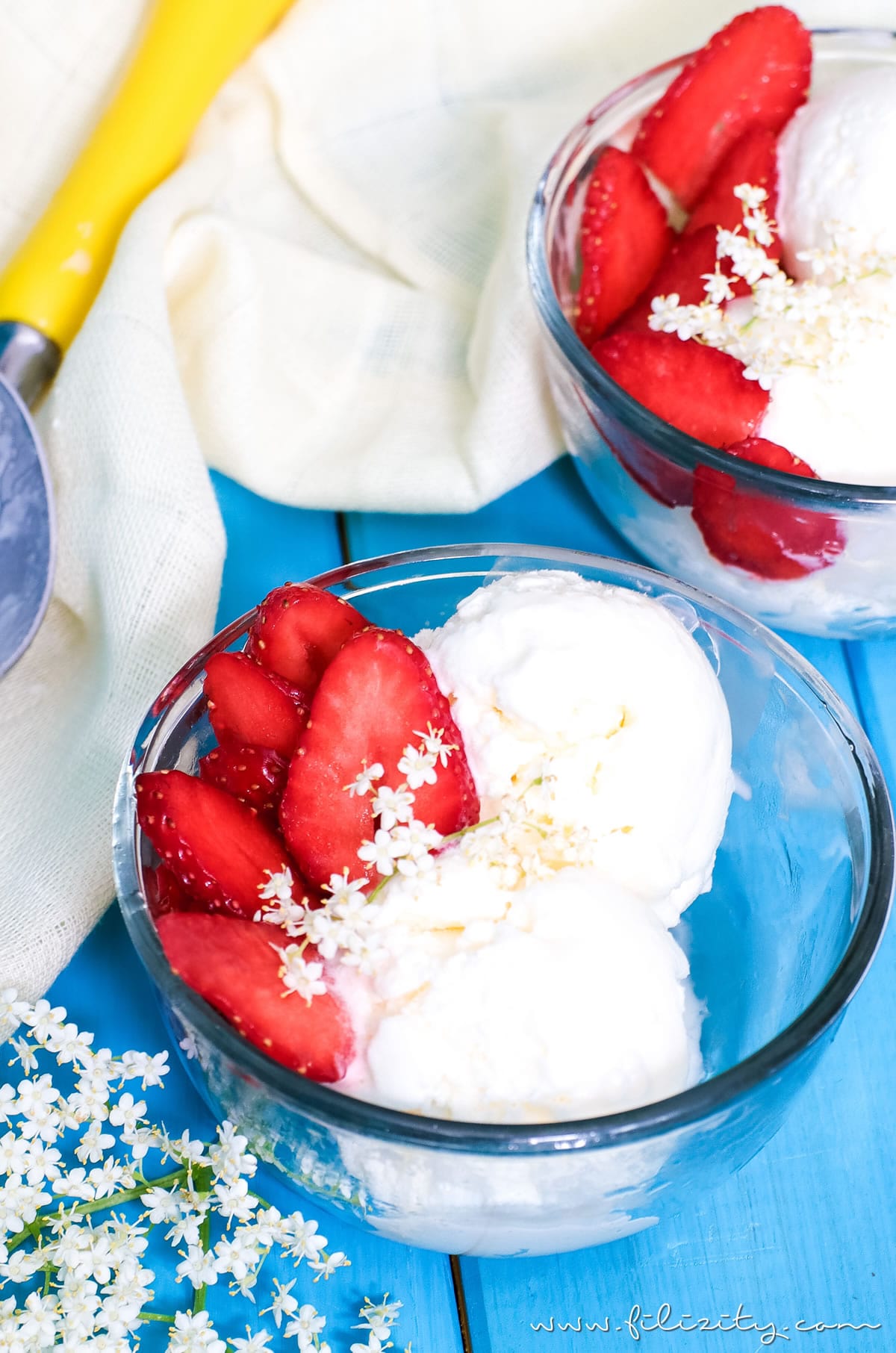 Holunderblüten Frozen Yogurt selber machen | Holler Frozen Yoghurt Rezept mit und ohne Eismaschine | Filizity.com | Food-Blog aus dem Rheinland #ice #frozenyoghurt #sommer