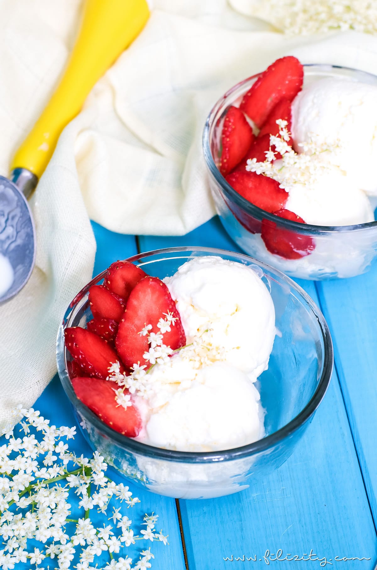 Holunderblüten Frozen Yogurt selber machen | Holler Frozen Yoghurt Rezept mit und ohne Eismaschine | Filizity.com | Food-Blog aus dem Rheinland #ice #frozenyoghurt #sommer