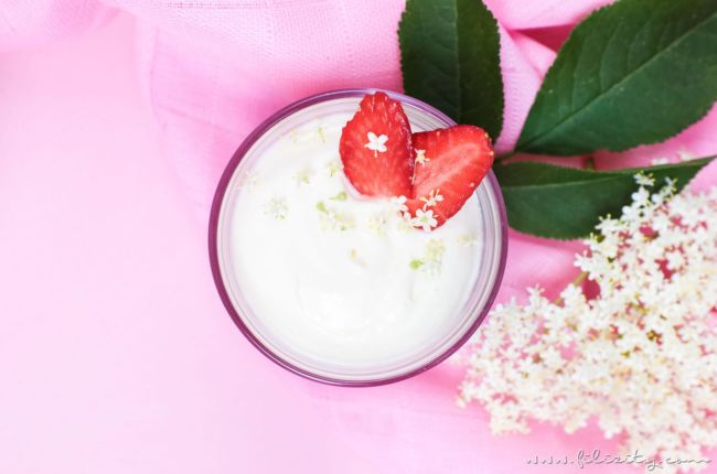 Holunderblüten-Creme (Hollercreme) mit Erdbeer-Swirl - Himmlisches ...
