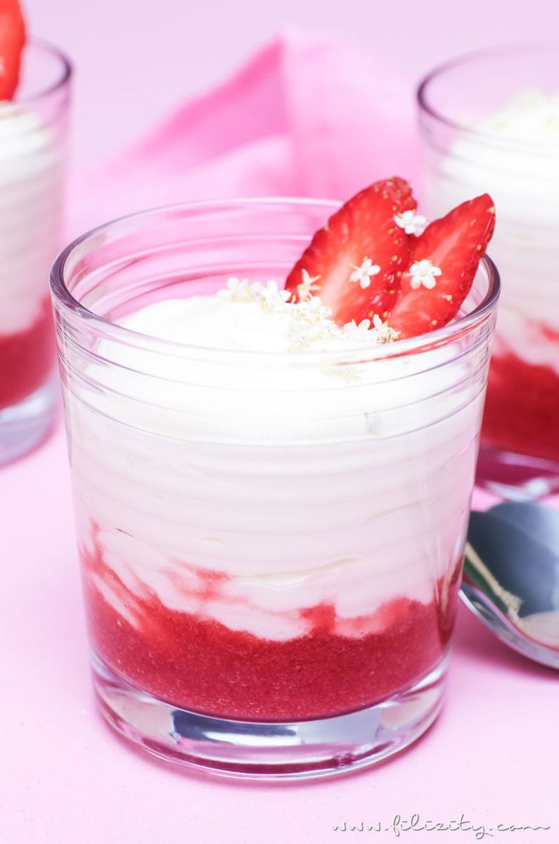 Holunderblüten-Creme (Hollercreme) mit Erdbeer-Swirl - Himmlisches ... Holunderblüten-Creme (Hollercreme) mit Erdbeer-Swirl - Himmlisches ...