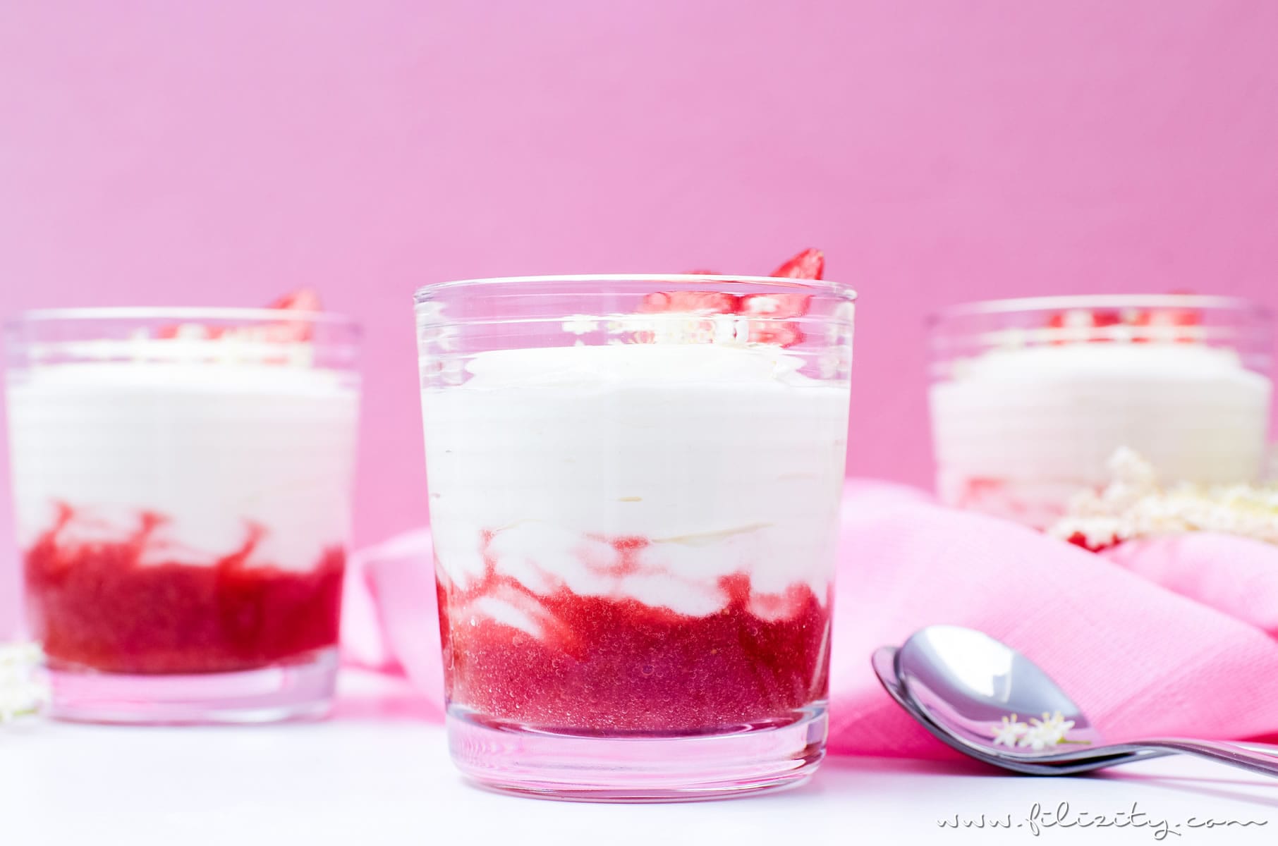 Holunderblüten-Creme (Hollercreme) mit Erdbeer-Swirl - Einfaches Sommer-Dessert aus nur 4 Zutaten | Filizity.com | Food-Blog aus dem Rheinland #holler #sommer