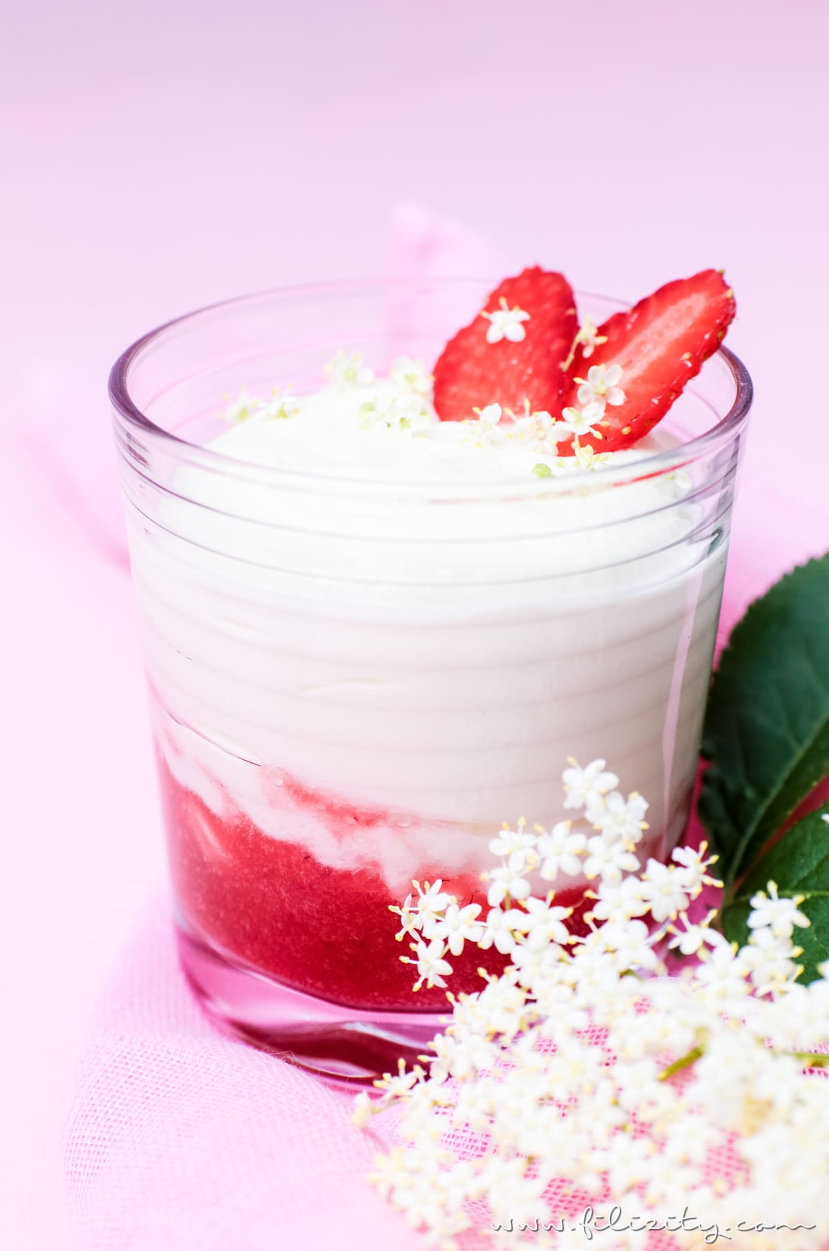 Holunderblüten-Creme (Hollercreme) mit Erdbeer-Swirl - Einfaches Sommer-Dessert aus nur 4 Zutaten | Filizity.com | Food-Blog aus dem Rheinland #holler #sommer